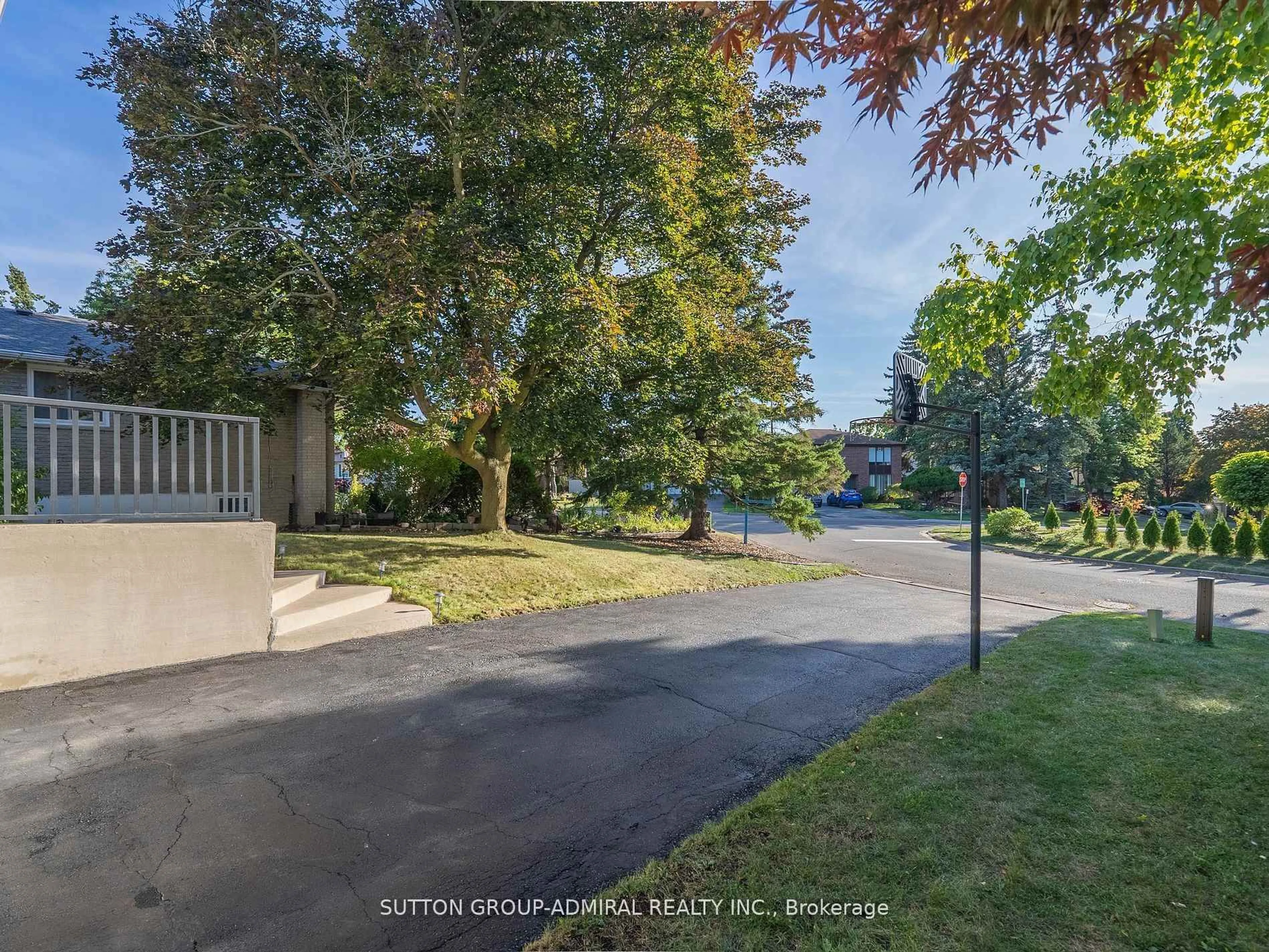 A pic from outside/outdoor area/front of a property/back of a property/a pic from drone, street for 62 Shieldmark Cres, Markham Ontario L3T 3T5