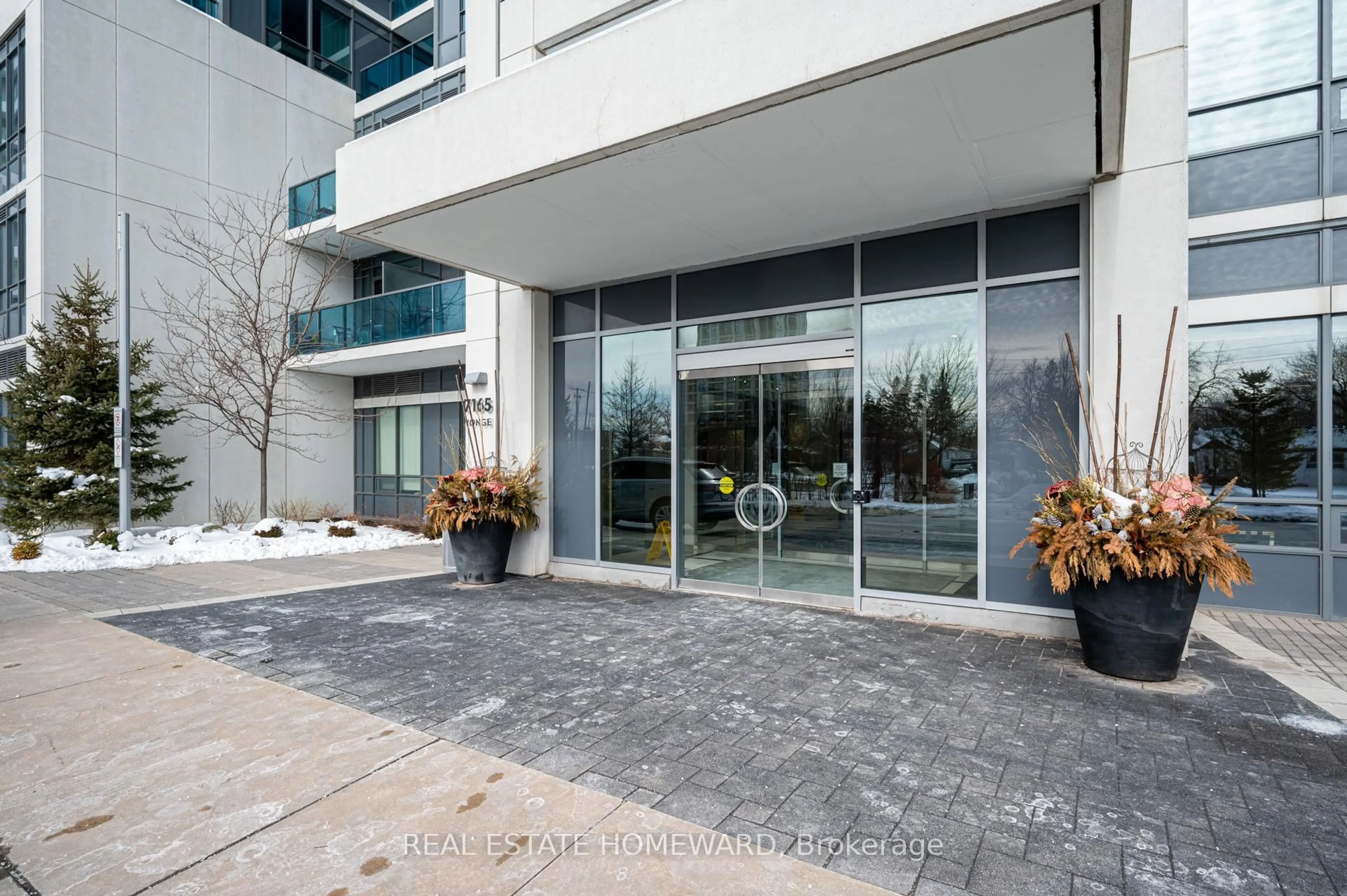 Indoor foyer for 7165 Yonge St #402, Markham Ontario L3T 0C9