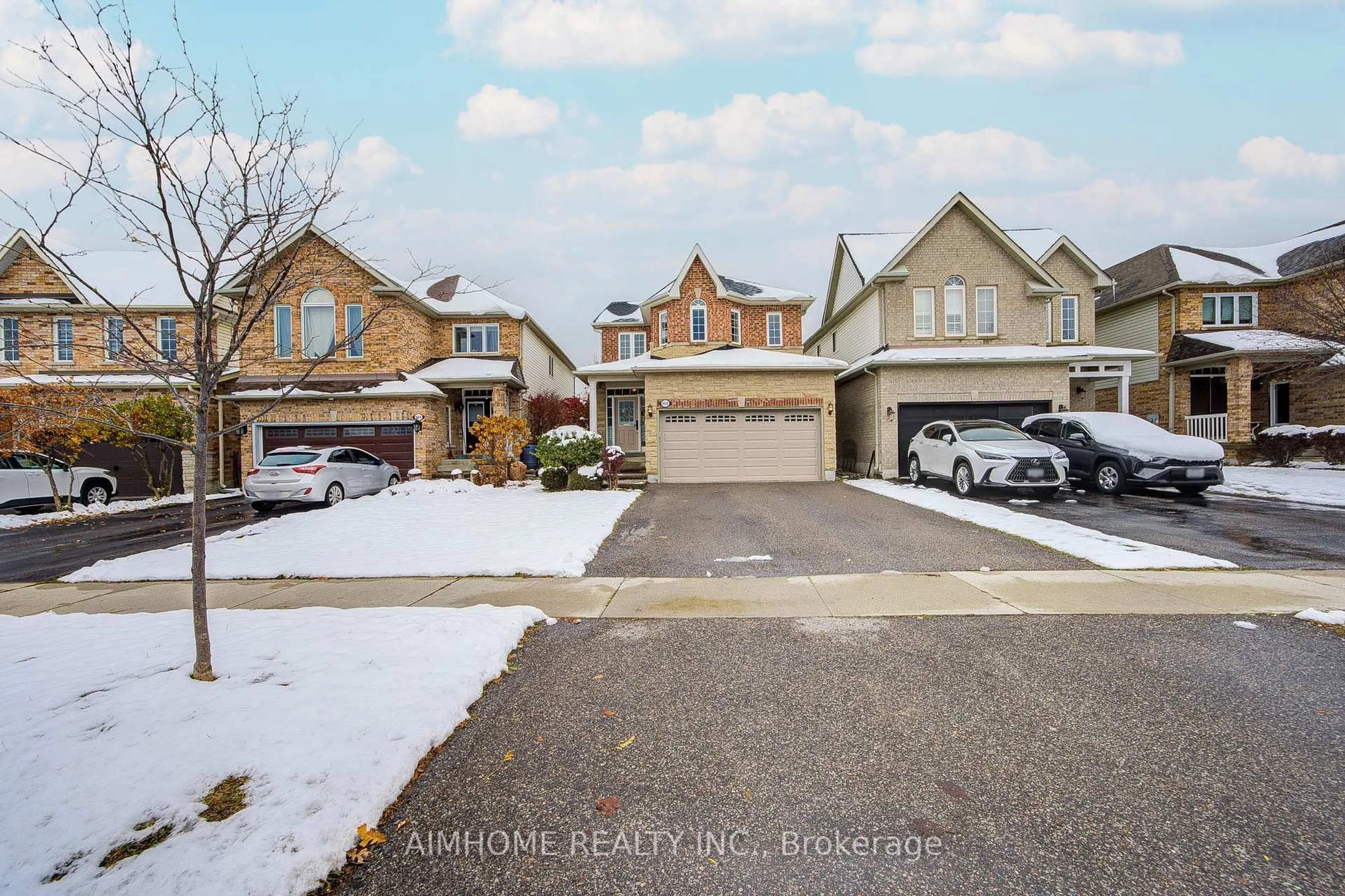 A pic from outside/outdoor area/front of a property/back of a property/a pic from drone, street for 562 Mcbean Ave, Newmarket Ontario L3X 2N5