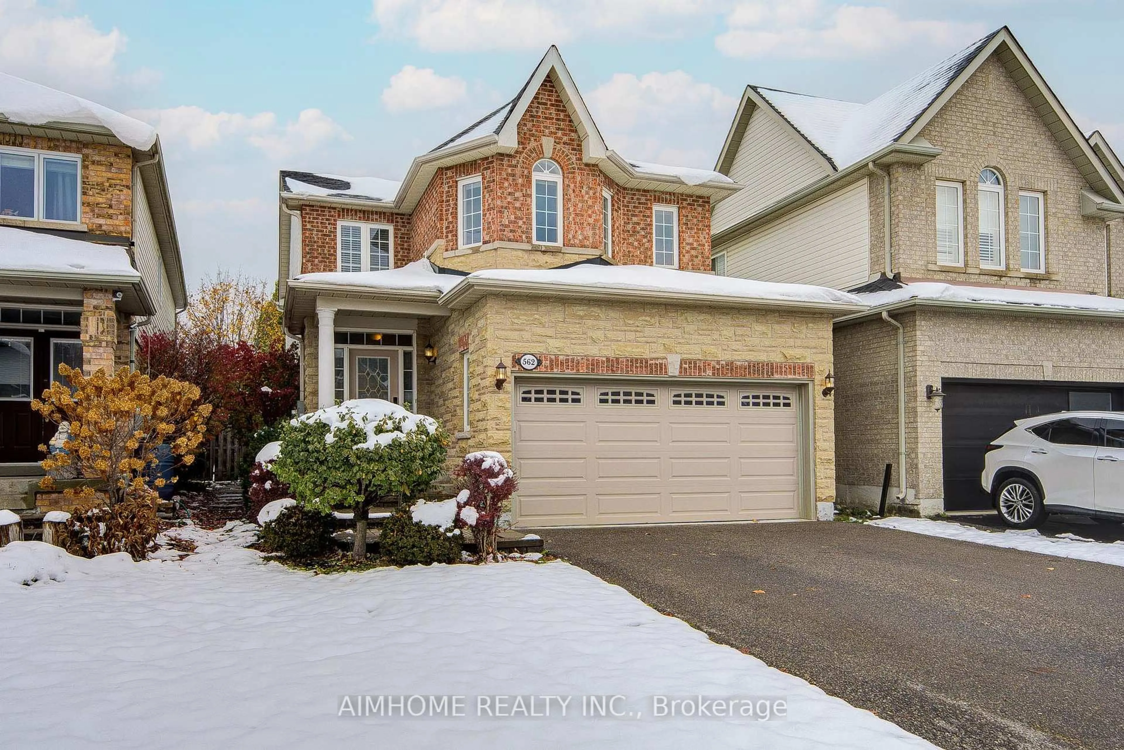 Home with brick exterior material, street for 562 Mcbean Ave, Newmarket Ontario L3X 2N5