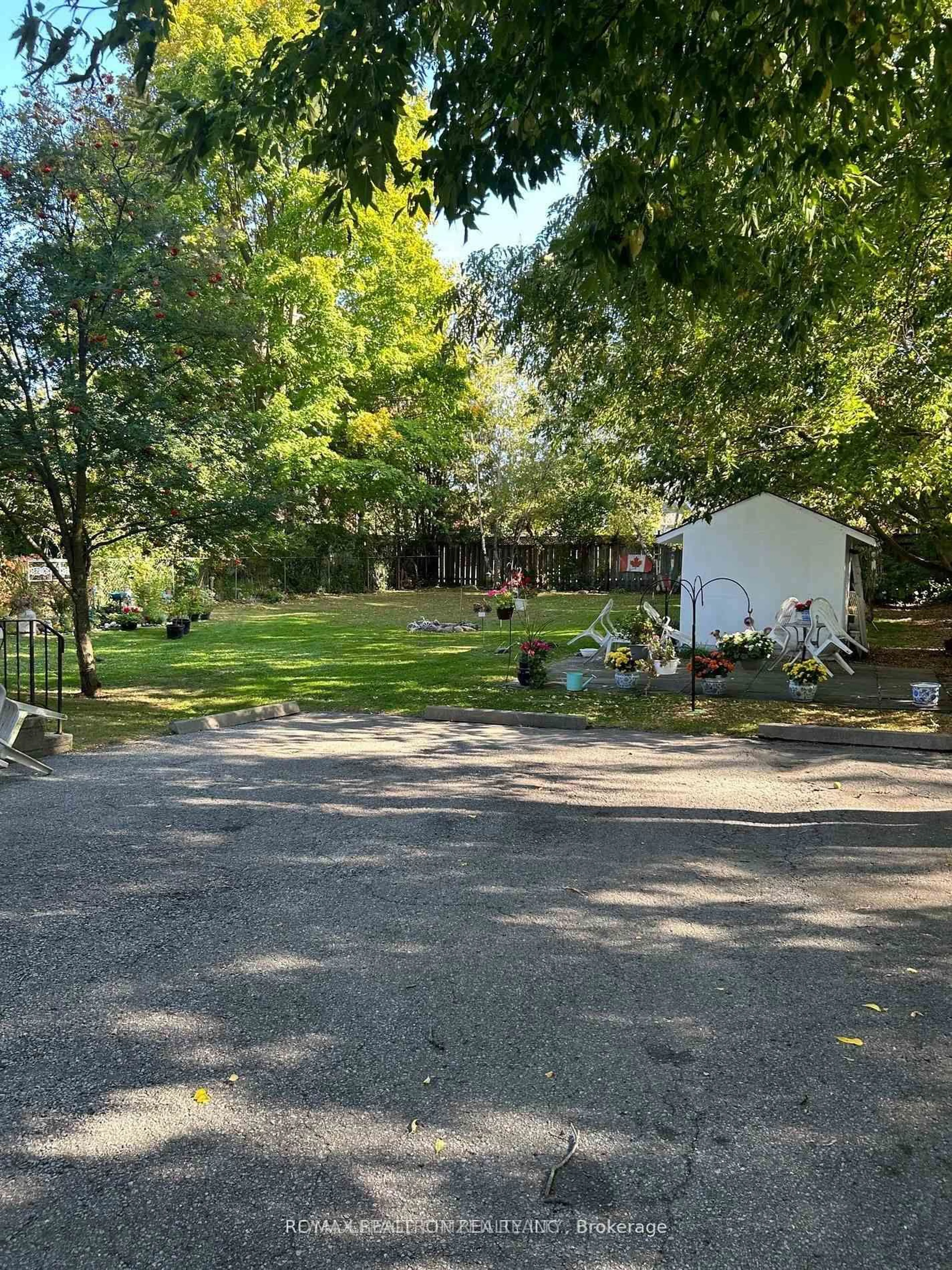 A pic from outside/outdoor area/front of a property/back of a property/a pic from drone, unknown for 648 Gorham St, Newmarket Ontario L3Y 1L4