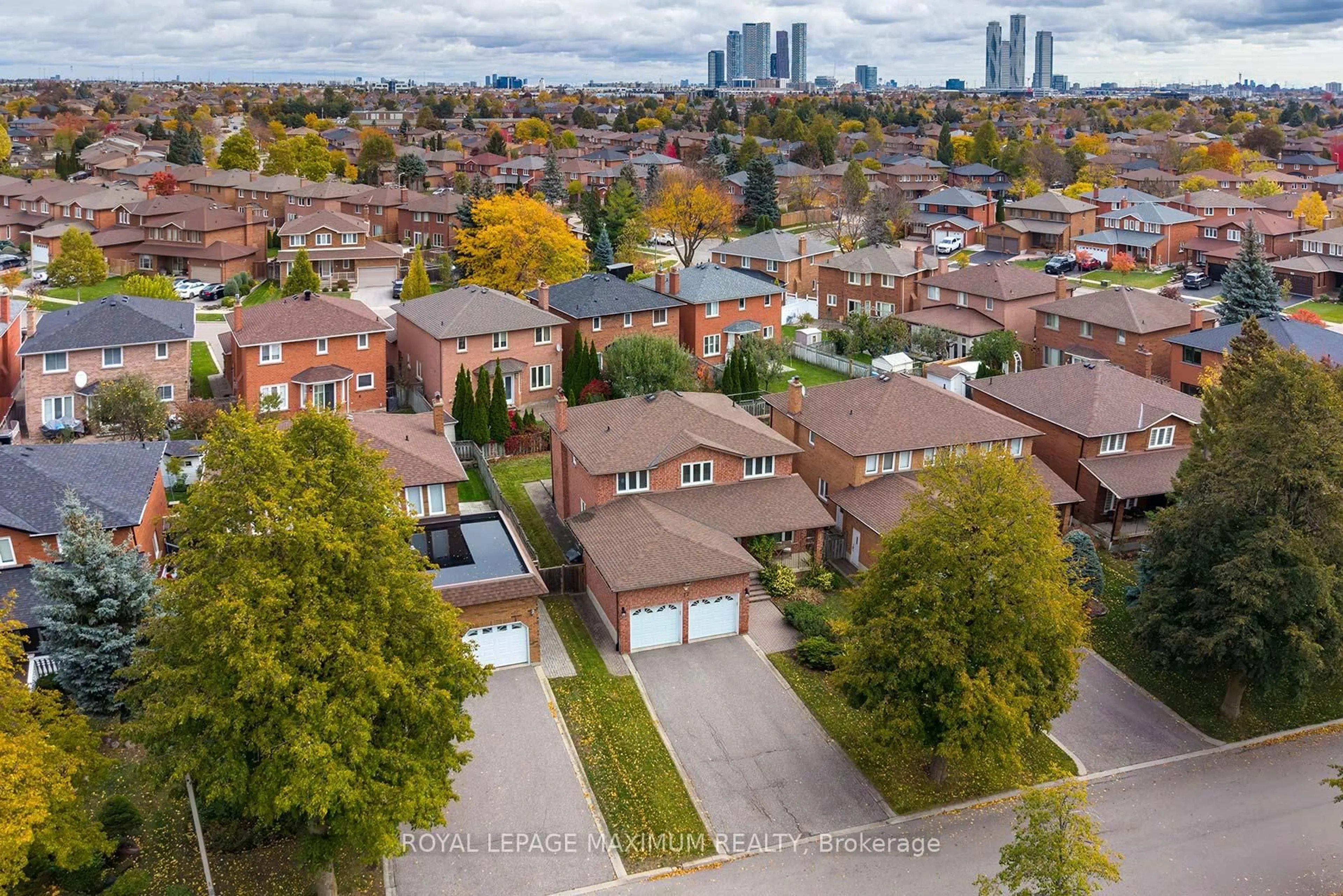 A pic from outside/outdoor area/front of a property/back of a property/a pic from drone, city buildings view from balcony for 27 Looking Glass Cres, Vaughan Ontario L4L 5M8