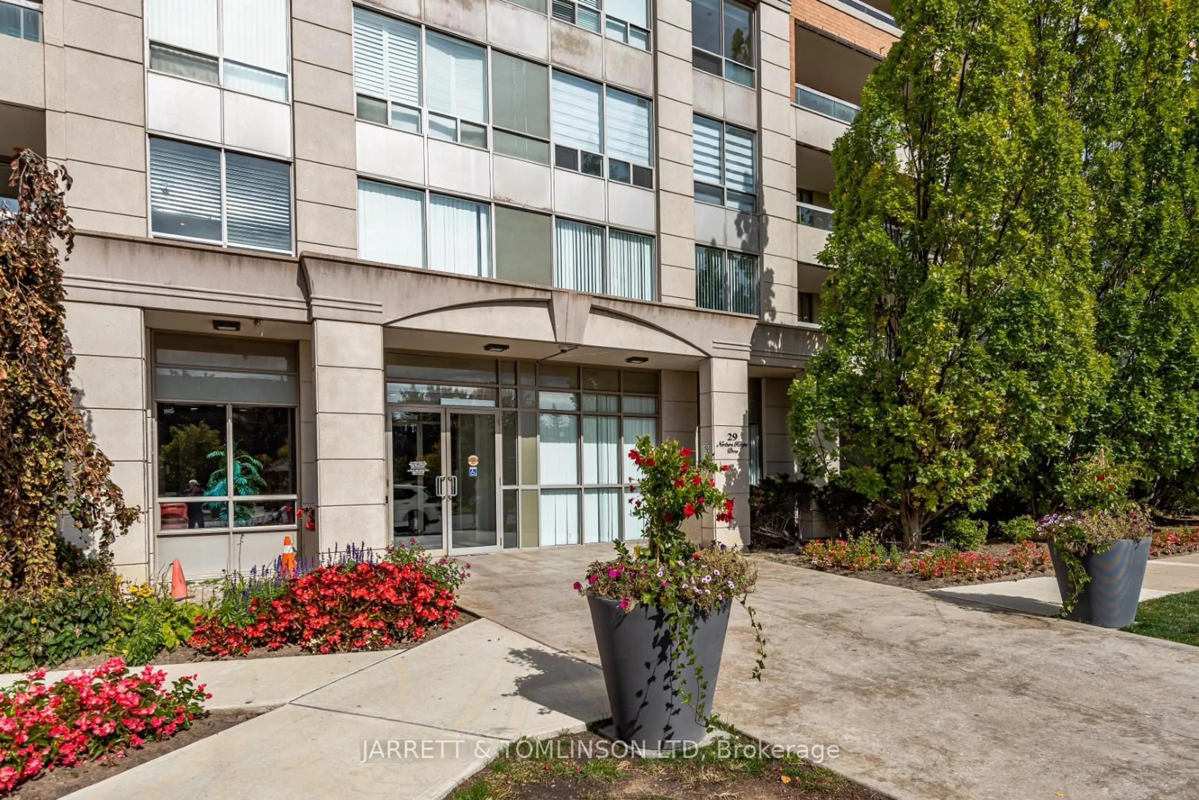 Indoor foyer for 29 Northern Heights Dr #205, Richmond Hill Ontario L4B 4L8