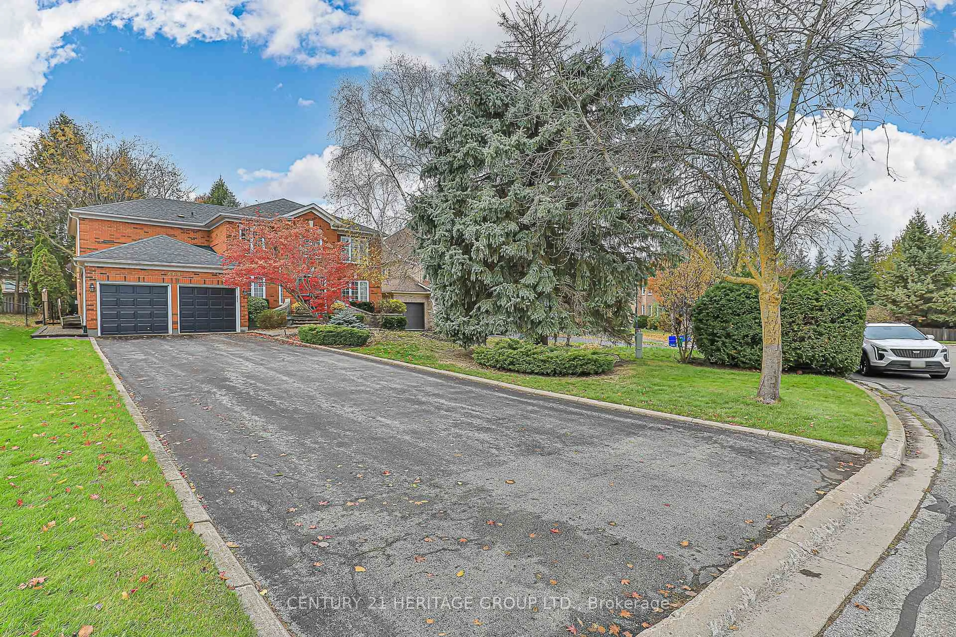 A pic from outside/outdoor area/front of a property/back of a property/a pic from drone, street for 668 Chaleur Pl, Newmarket Ontario L3X 1L6