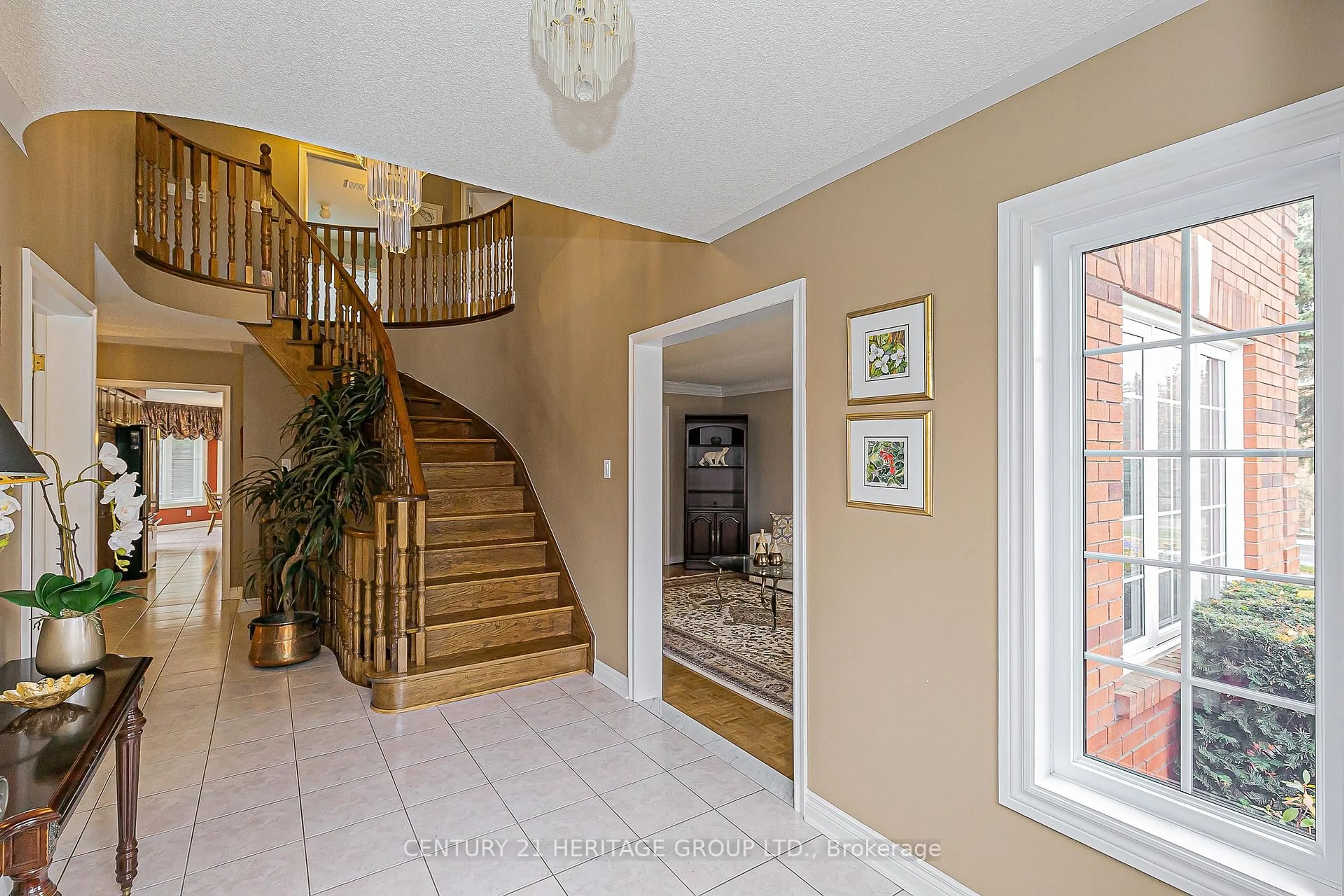 Indoor foyer for 668 Chaleur Pl, Newmarket Ontario L3X 1L6