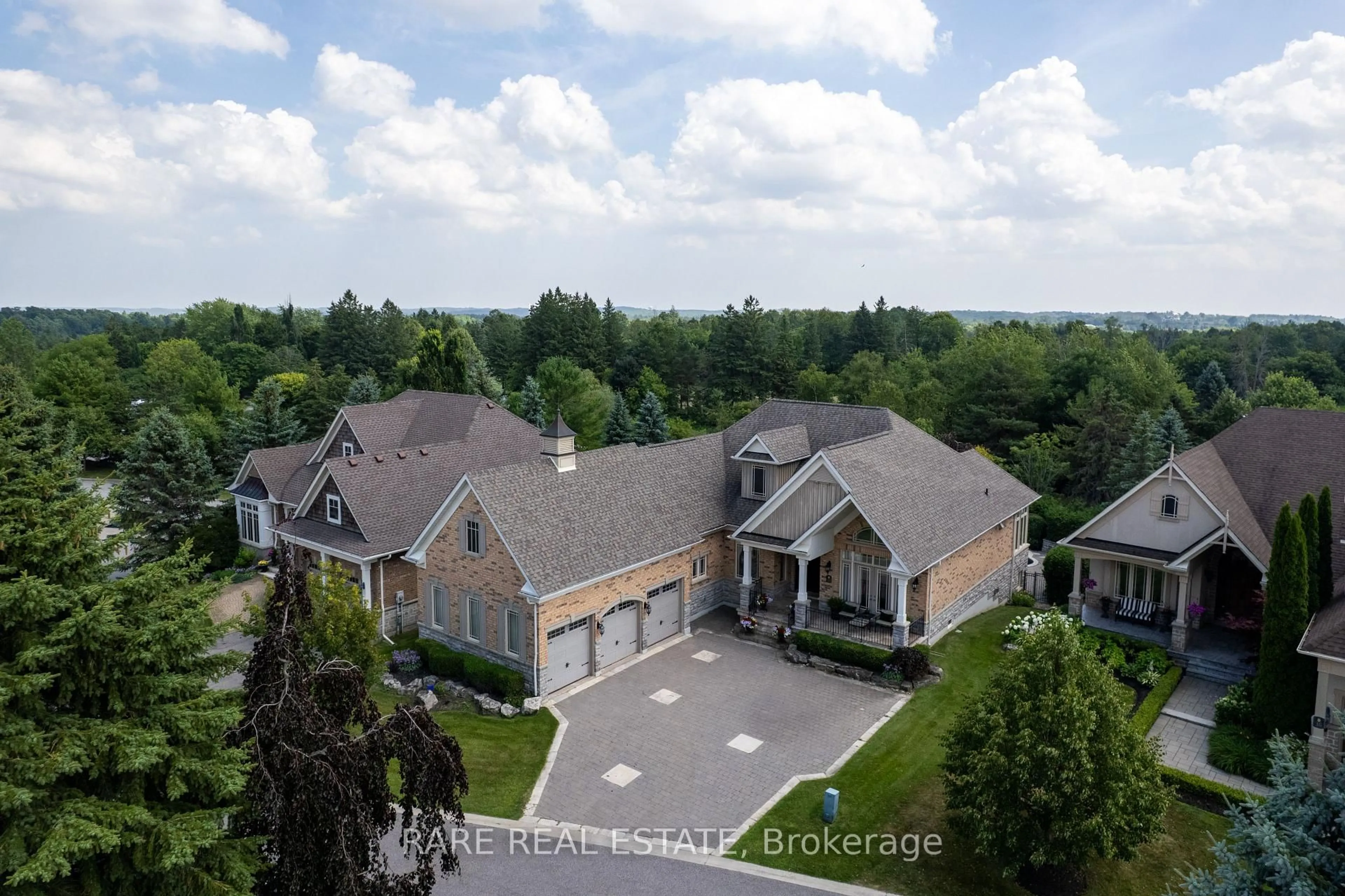 A pic from outside/outdoor area/front of a property/back of a property/a pic from drone, unknown for 40 Country Club Dr, King Ontario L7B 1M5