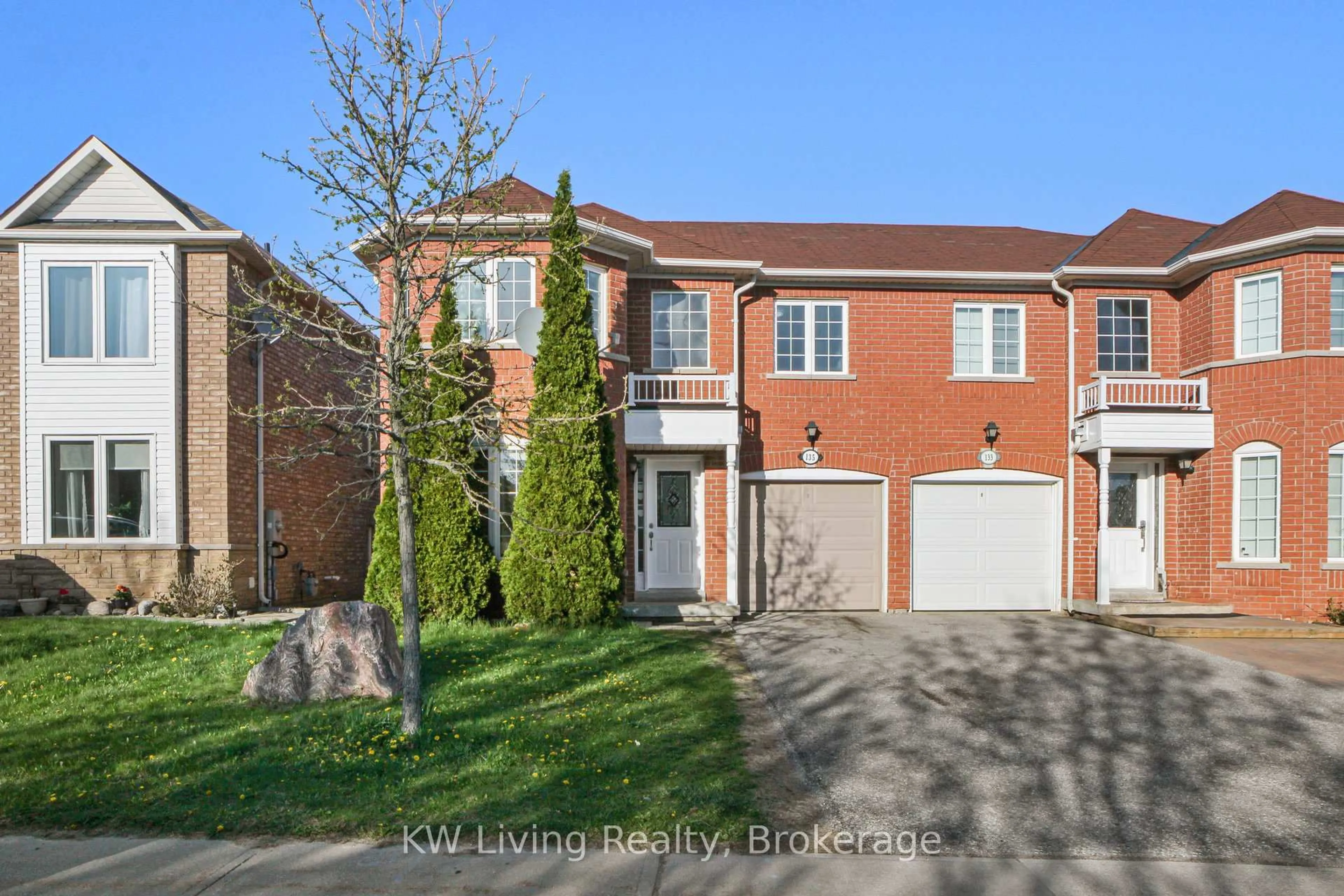 Home with brick exterior material, street for 135 Wainscot Ave, Newmarket Ontario L3X 2X6