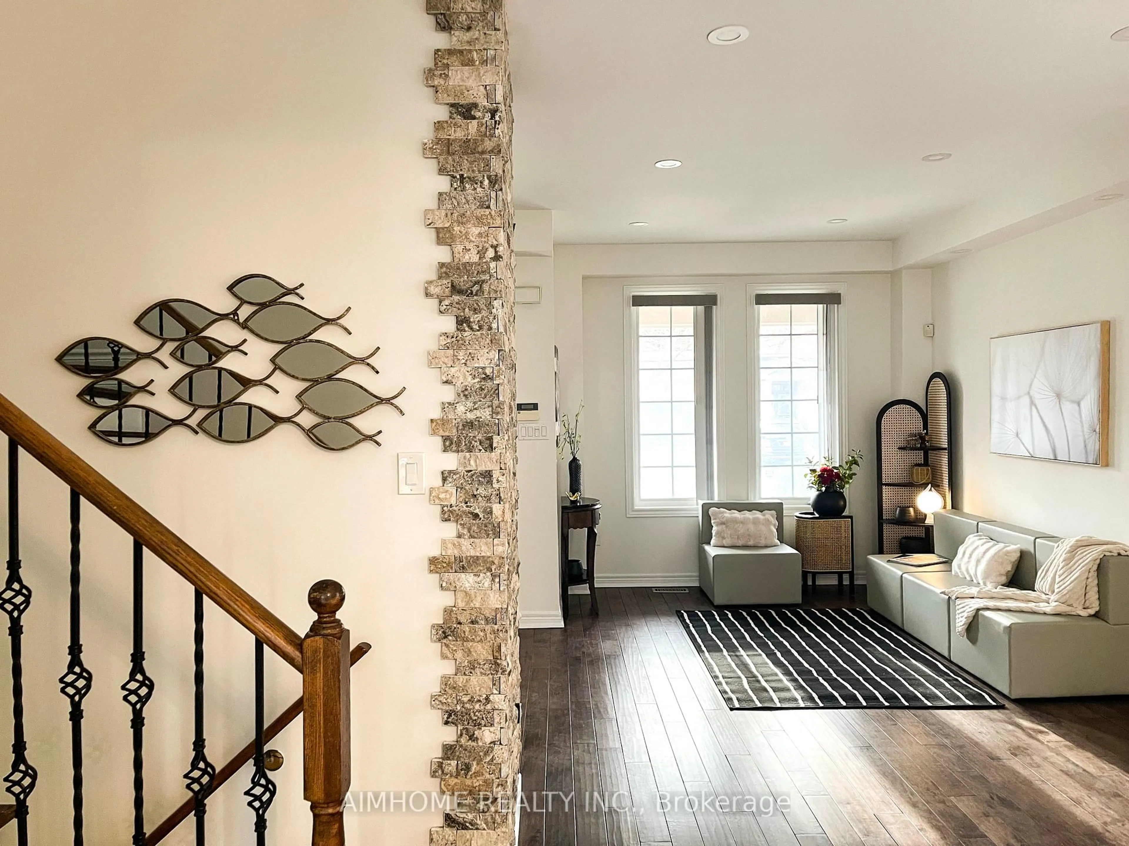 Indoor entryway for 101 Grand Oak Dr, Richmond Hill Ontario L4E 4A6