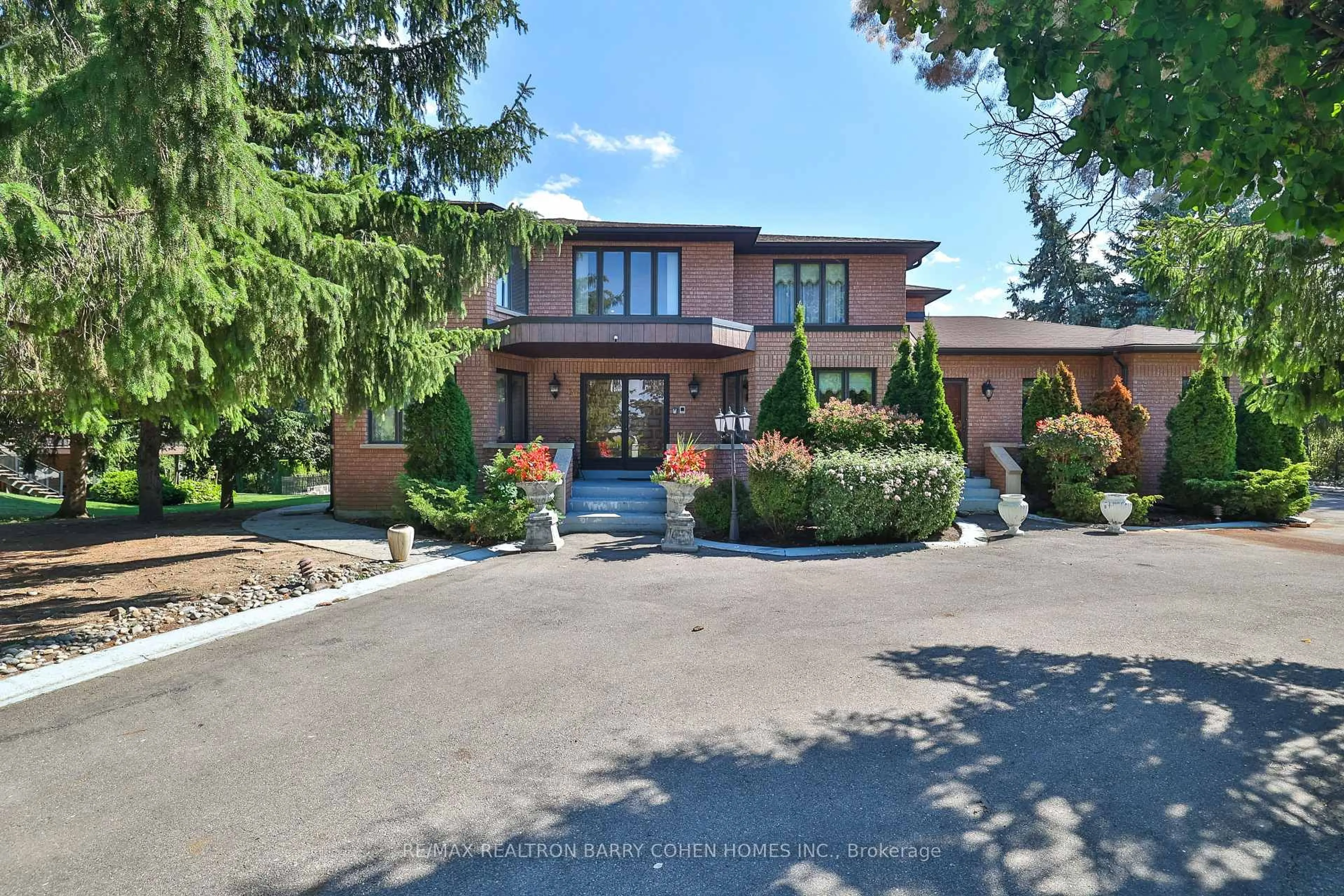 Home with brick exterior material, street for 160 Millwood Pkwy, Vaughan Ontario L4L 1A6