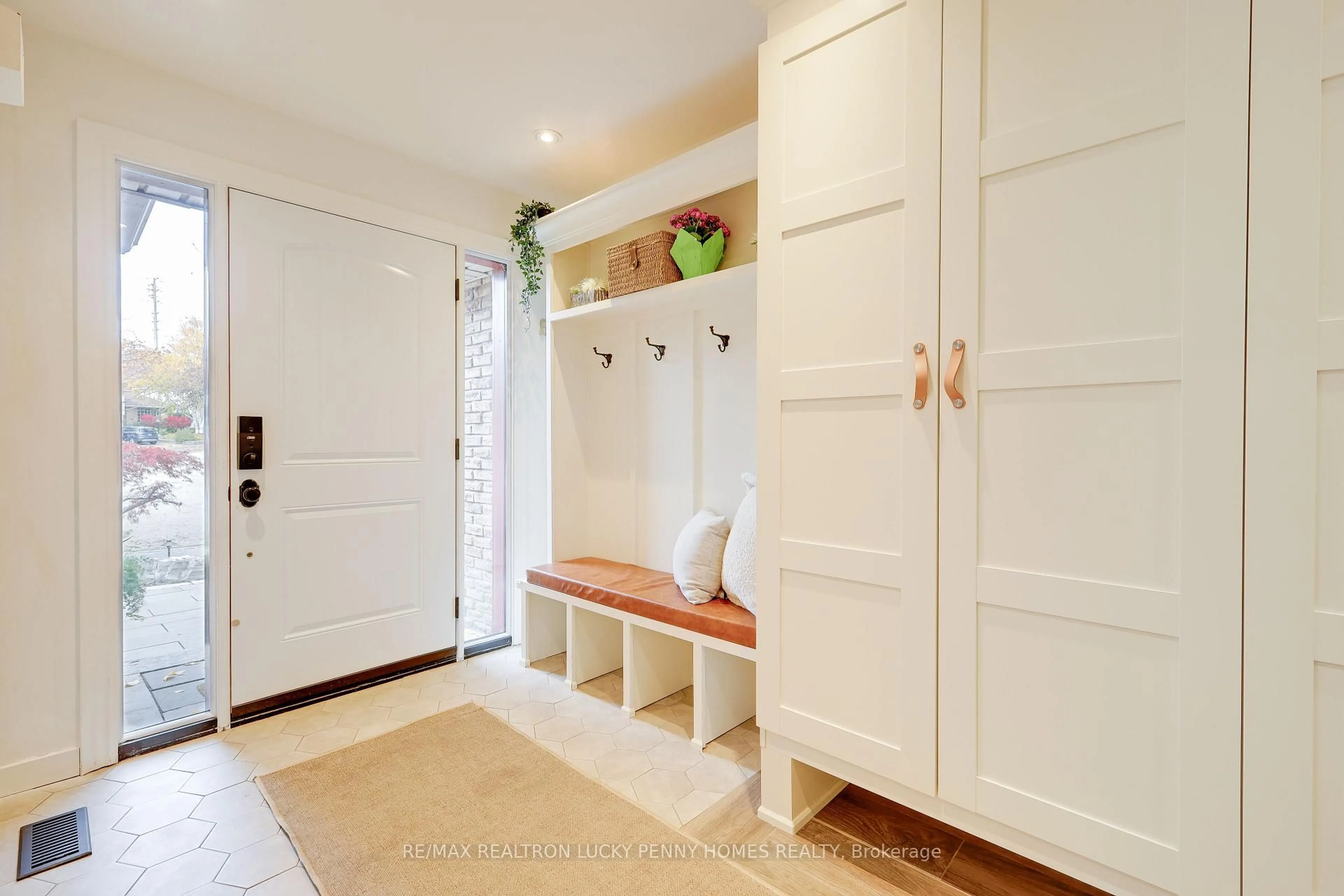 Indoor entryway for 8 Renata Pl, Markham Ontario L3R 2Y1