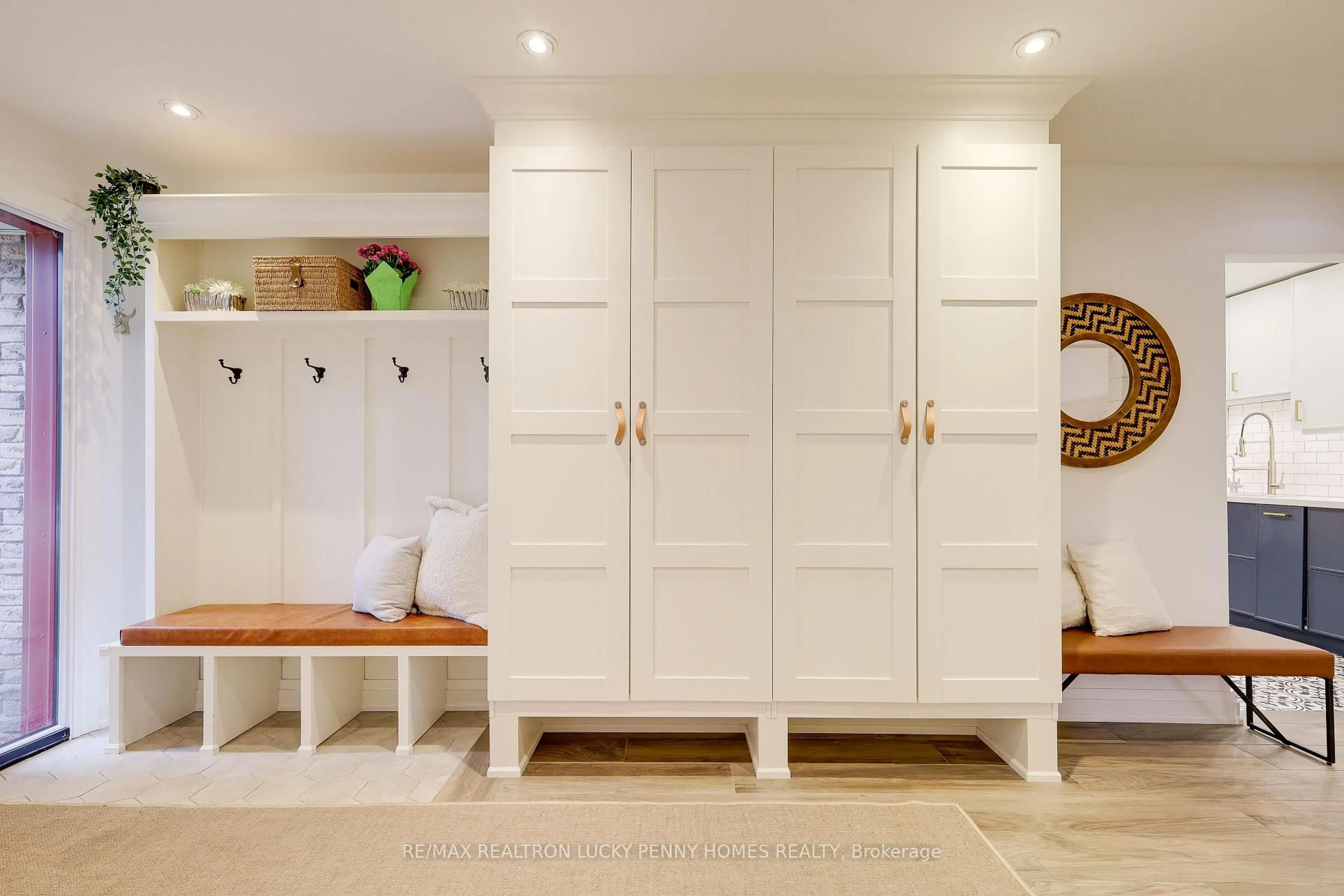 Indoor entryway for 8 Renata Pl, Markham Ontario L3R 2Y1