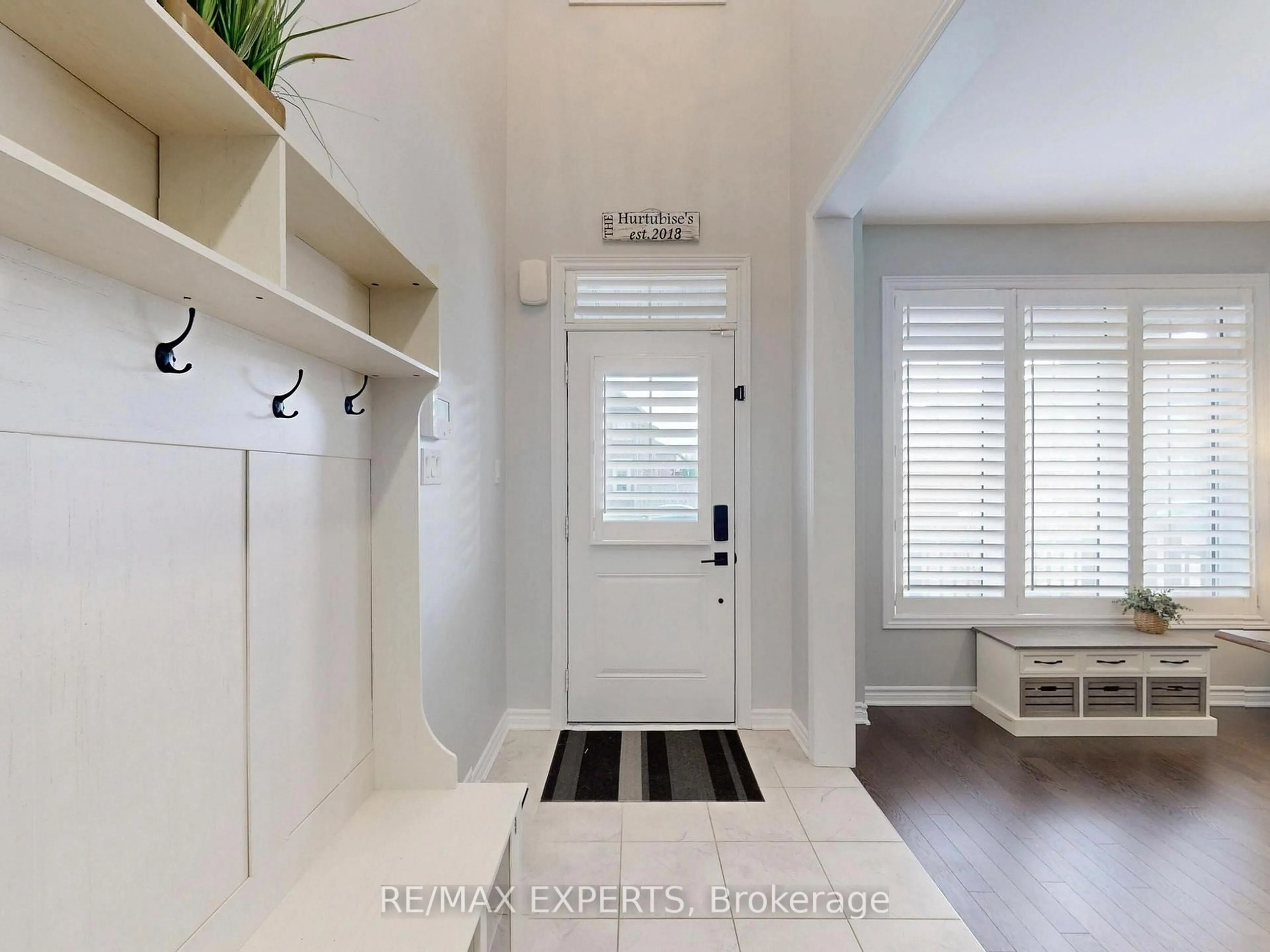 Indoor entryway for 1002 Cole St, Innisfil Ontario L9S 0J9