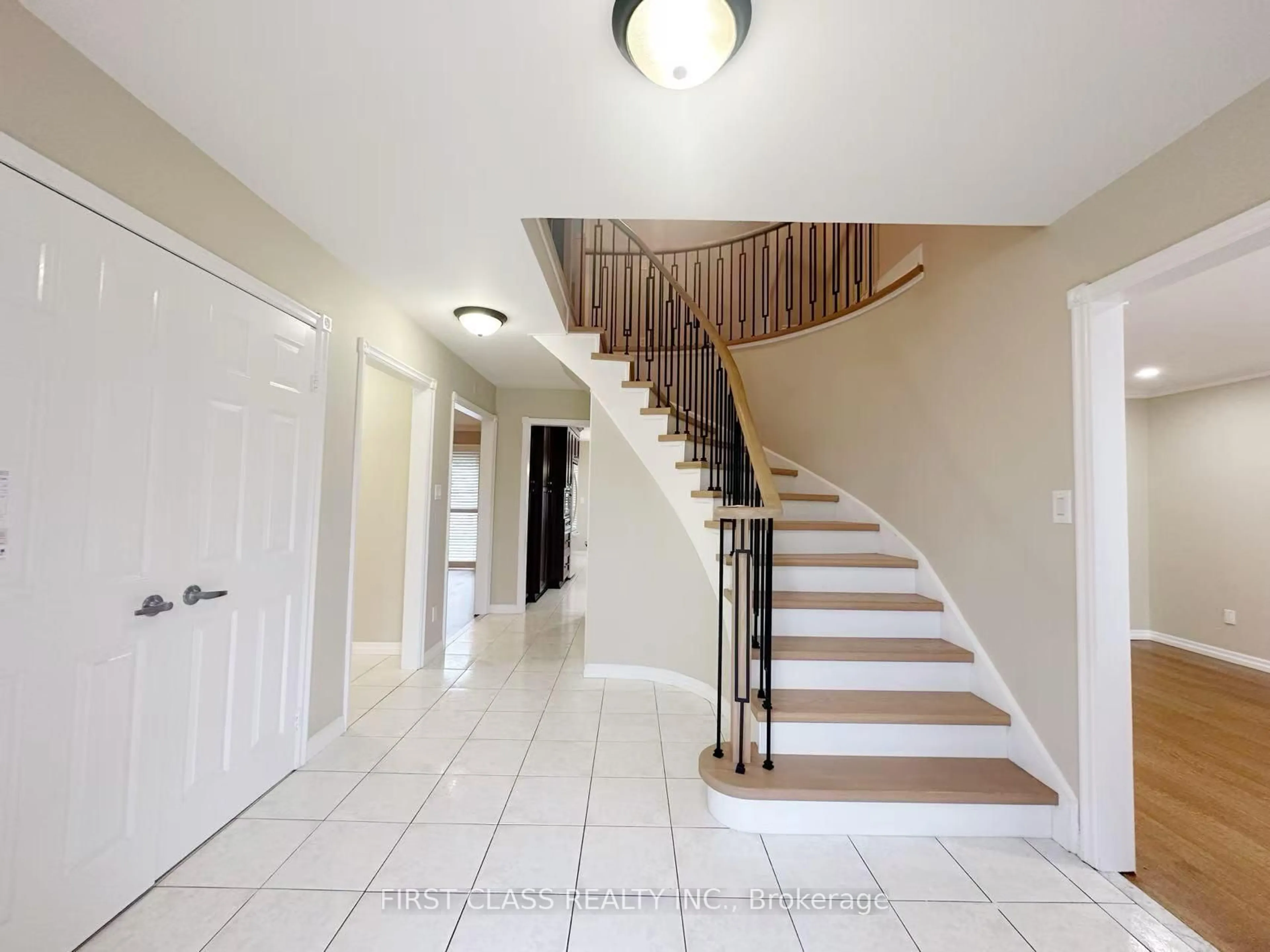 Indoor foyer for 3 Veronica Cres, East Gwillimbury Ontario L0G 1V0