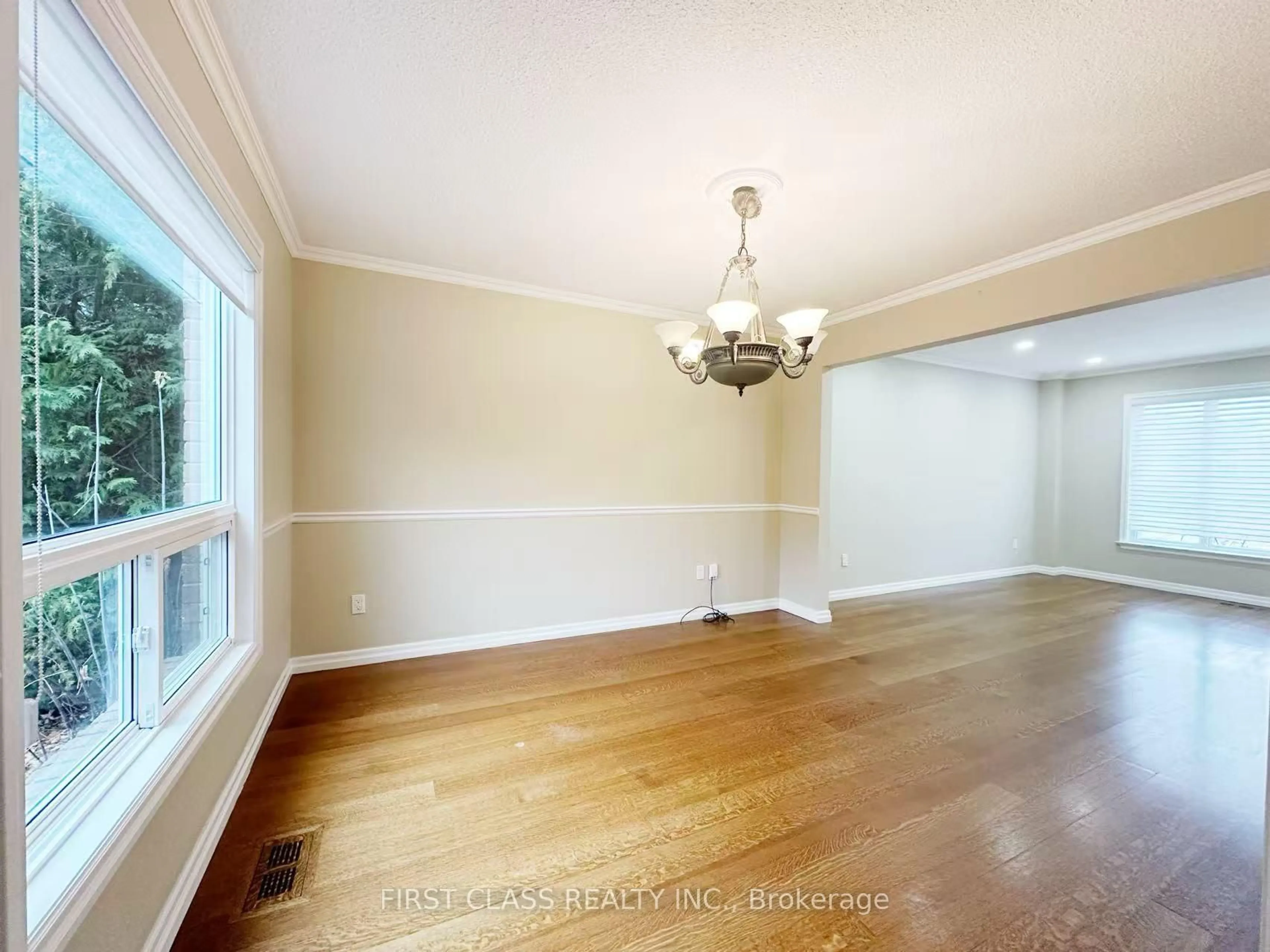 Dining room, wood/laminate floor for 3 Veronica Cres, East Gwillimbury Ontario L0G 1V0