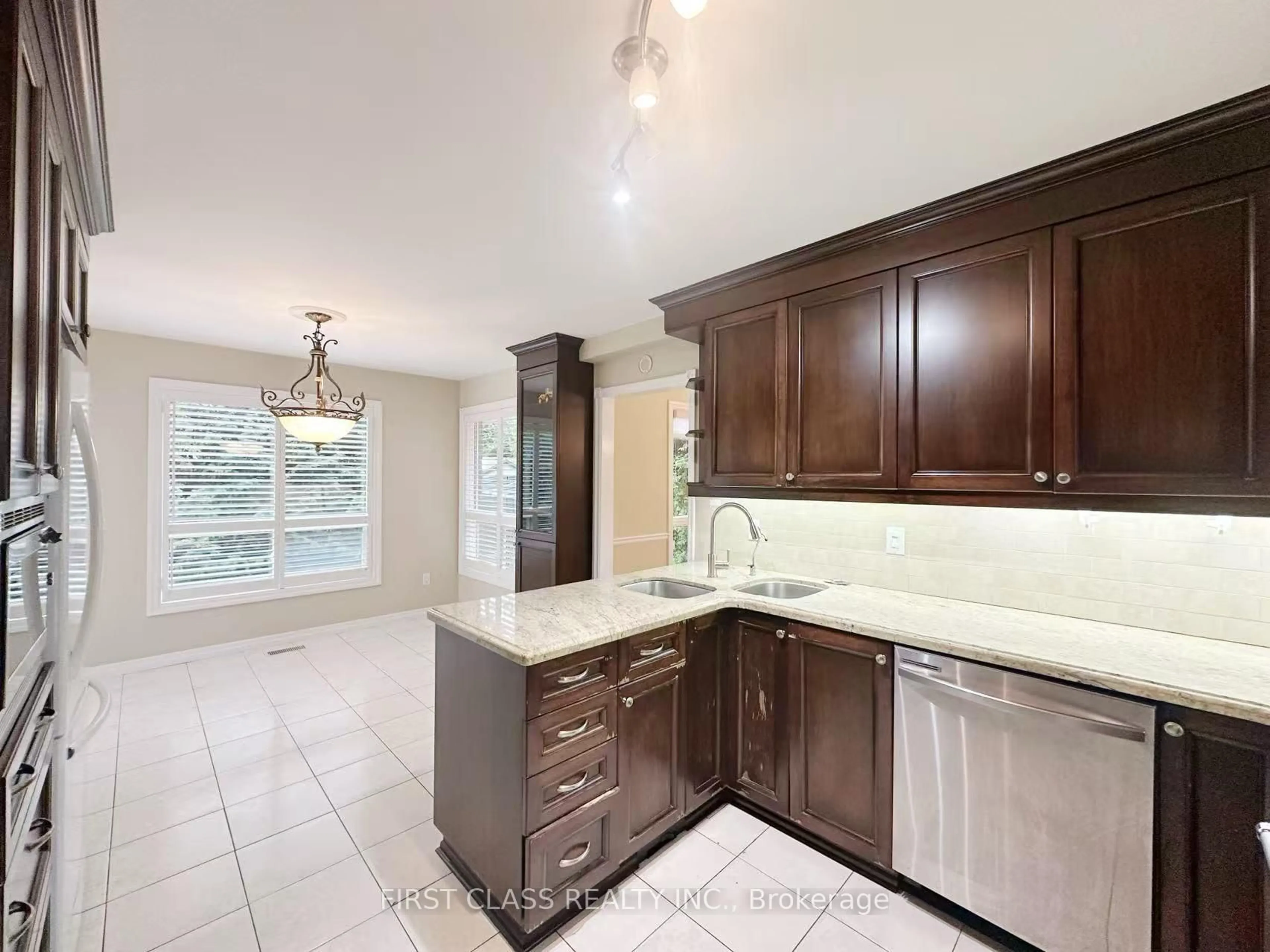 Open concept kitchen, ceramic/tile floor for 3 Veronica Cres, East Gwillimbury Ontario L0G 1V0