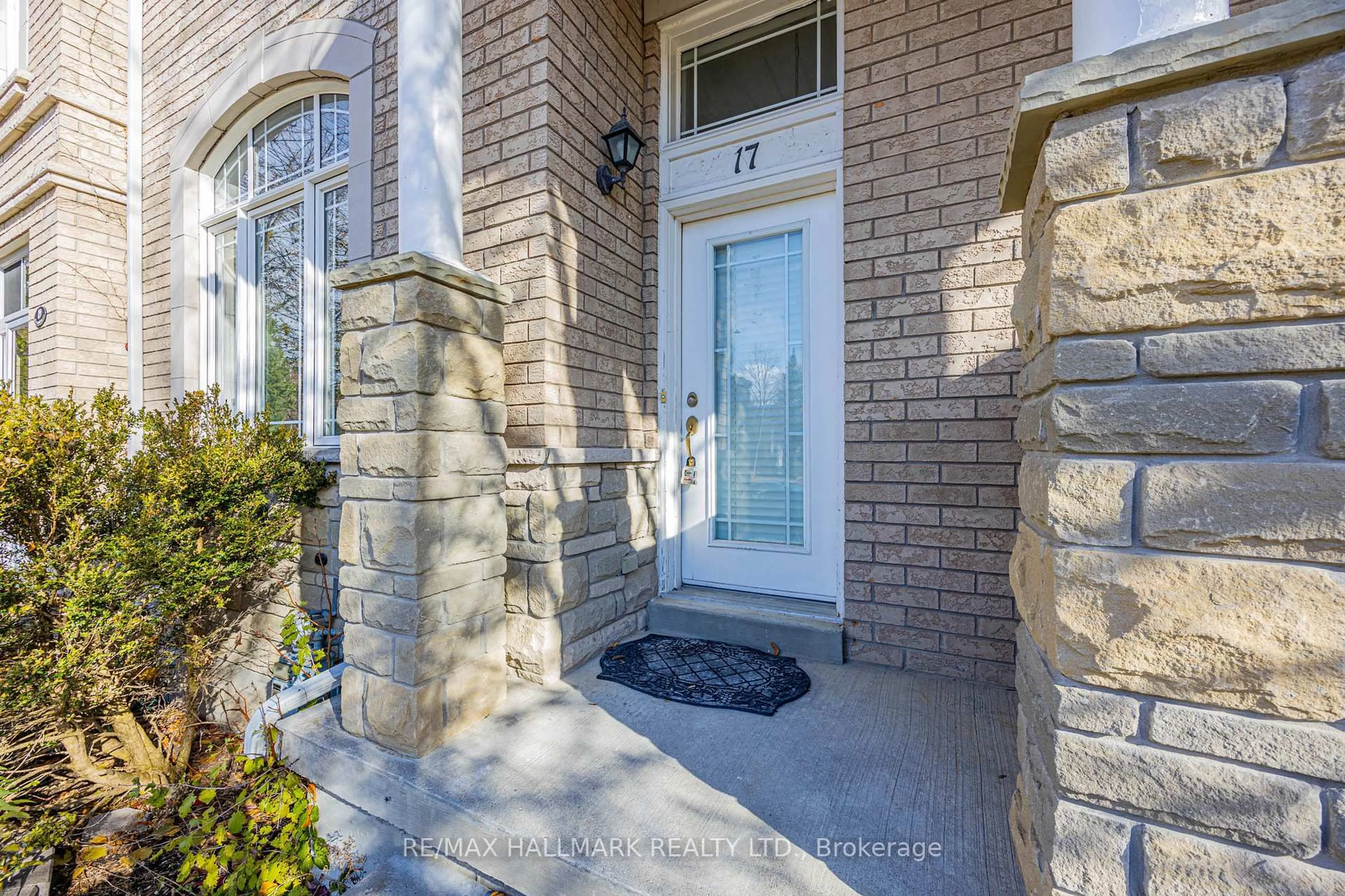 Indoor entryway for 17 Oceanview St, Richmond Hill Ontario L4S 2J9