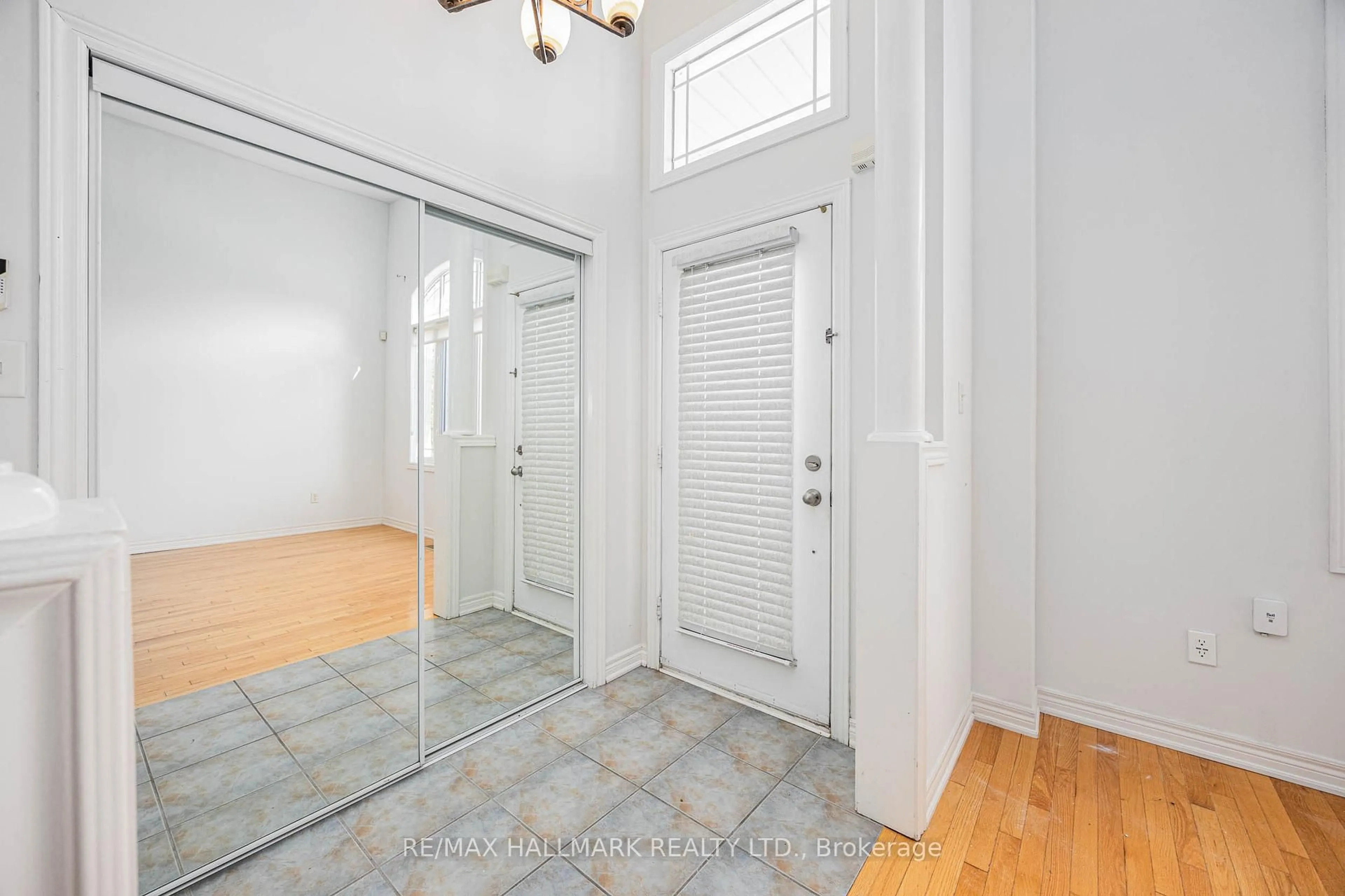 Indoor entryway for 17 Oceanview St, Richmond Hill Ontario L4S 2J9