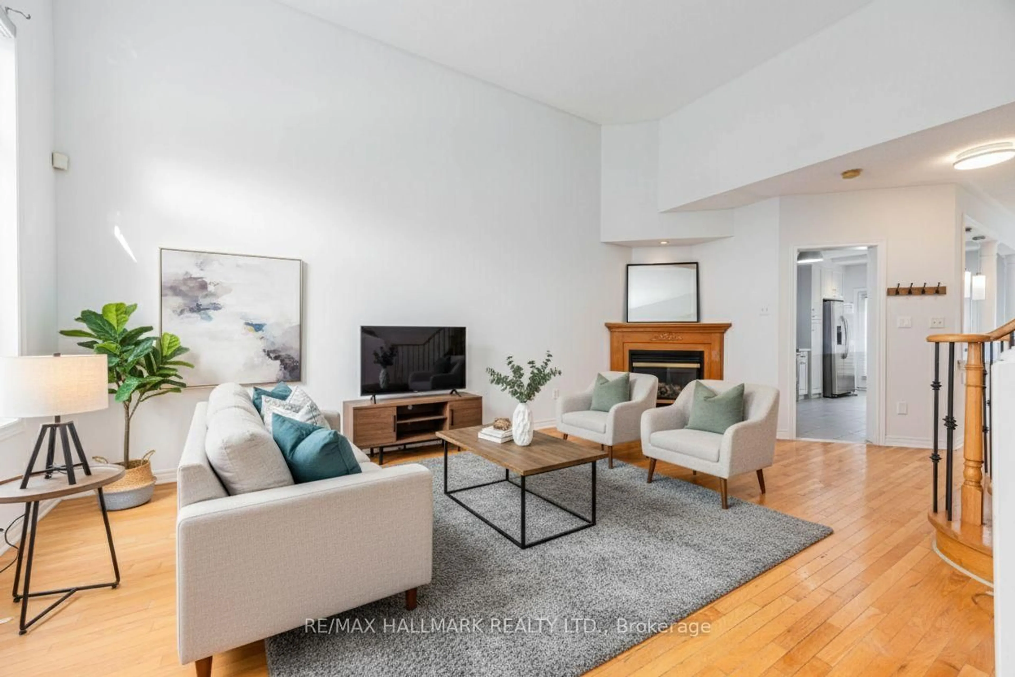 Living room with furniture, unknown for 17 Oceanview St, Richmond Hill Ontario L4S 2J9