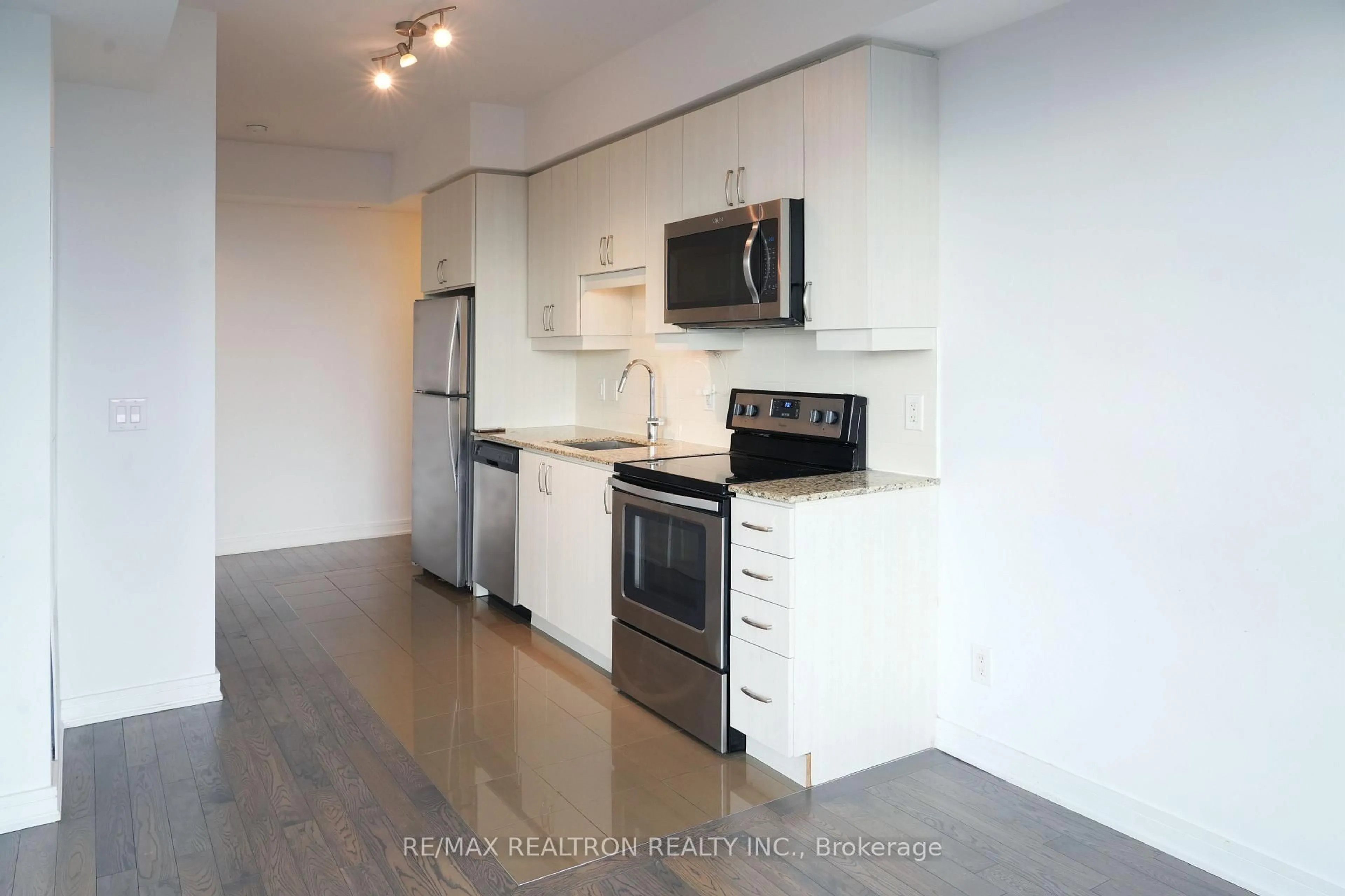 Standard kitchen, unknown for 9201 Yonge St #2009, Richmond Hill Ontario L4C 6Z2