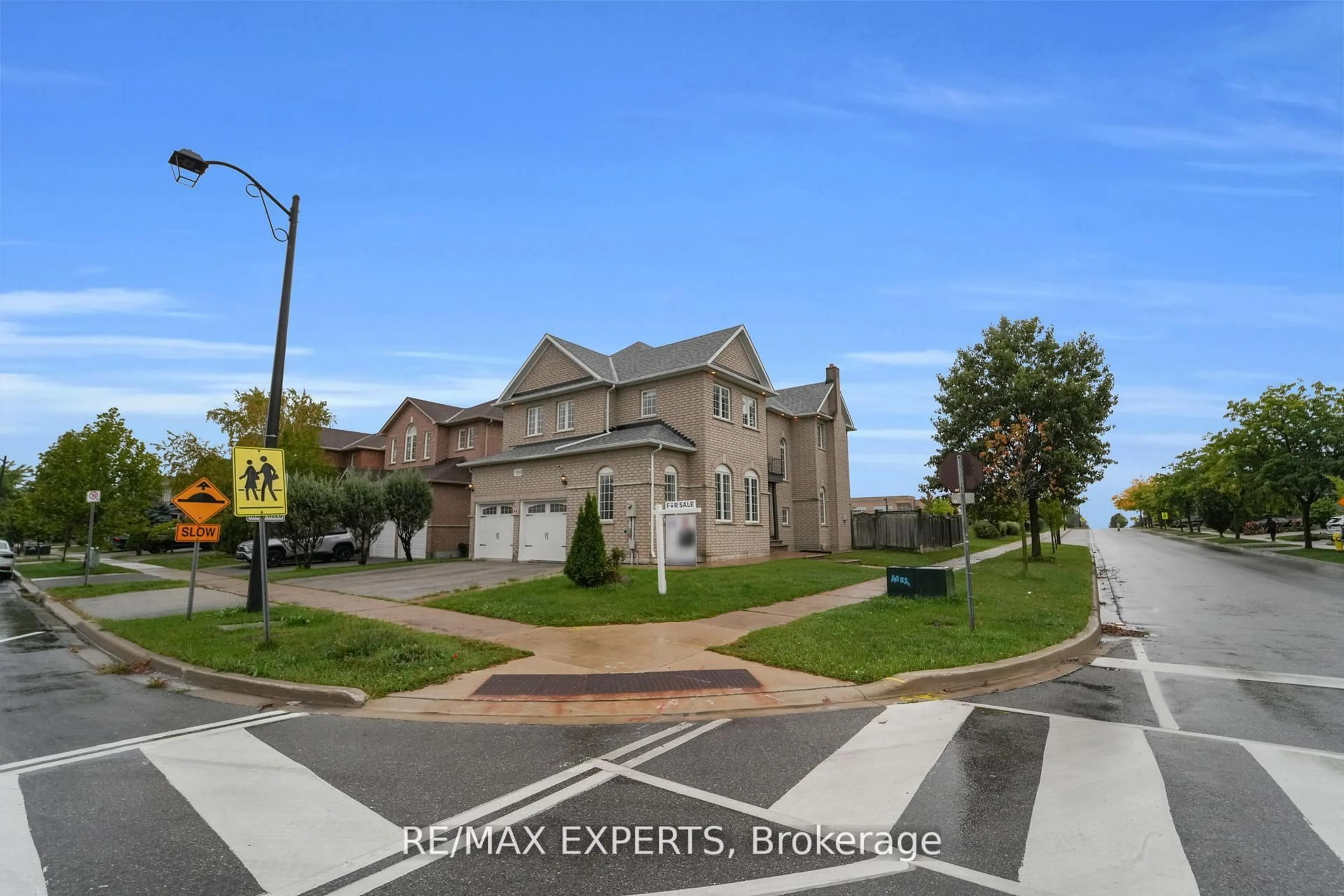 A pic from outside/outdoor area/front of a property/back of a property/a pic from drone, street for 159 Sonoma Blvd, Vaughan Ontario L4H 1P2