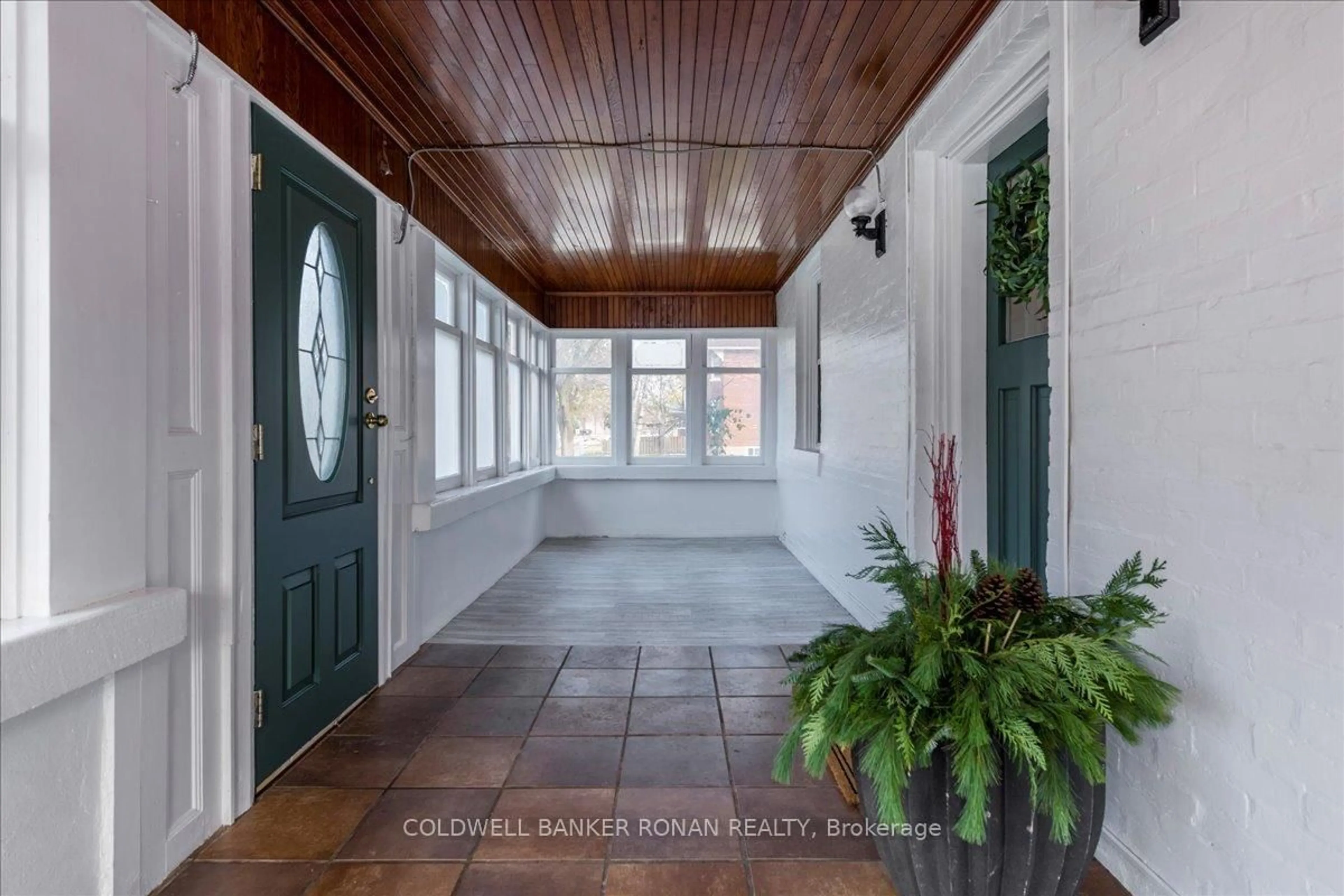 Indoor entryway for 143 Wellington St, New Tecumseth Ontario L9R 1G5