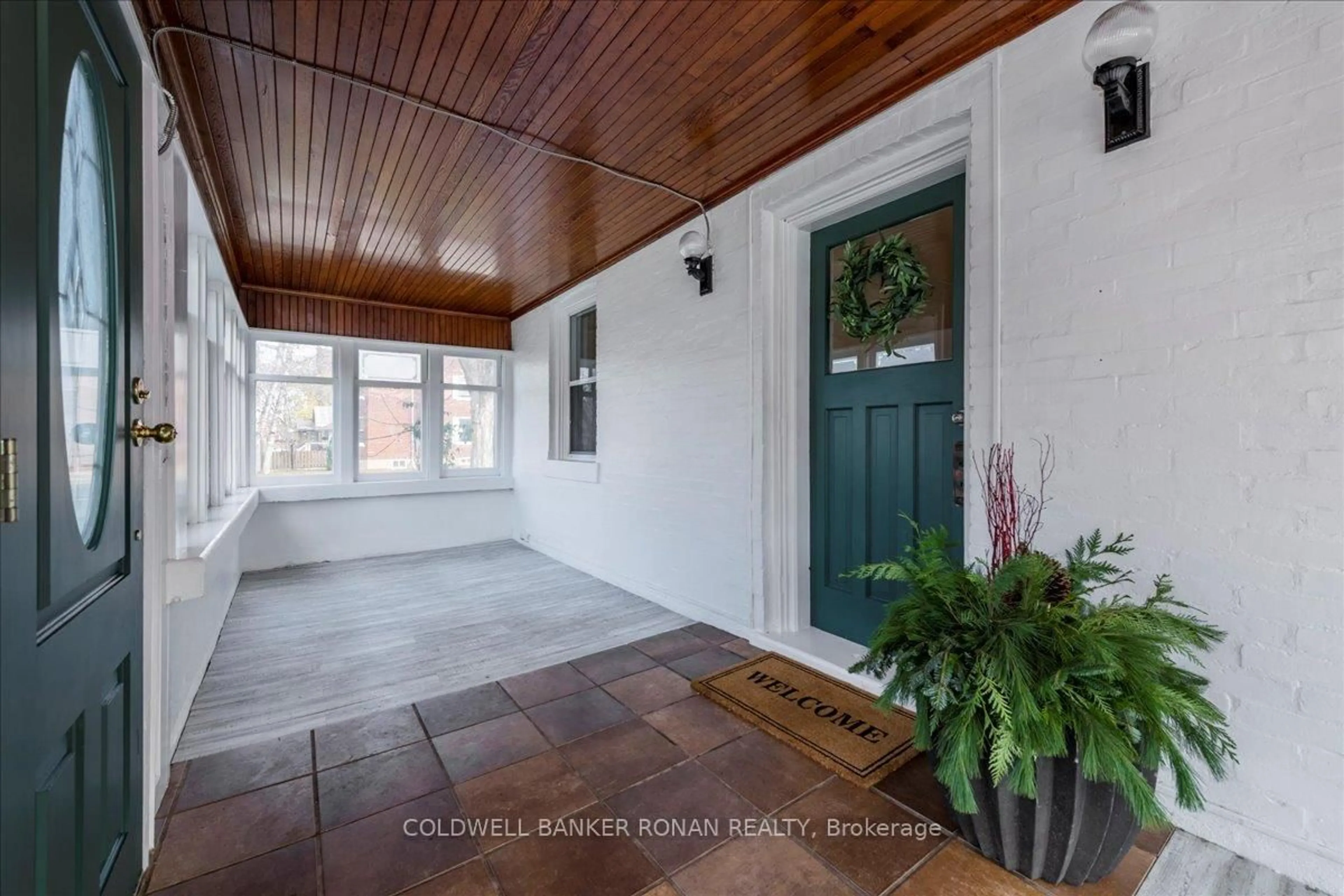 Indoor entryway for 143 Wellington St, New Tecumseth Ontario L9R 1G5