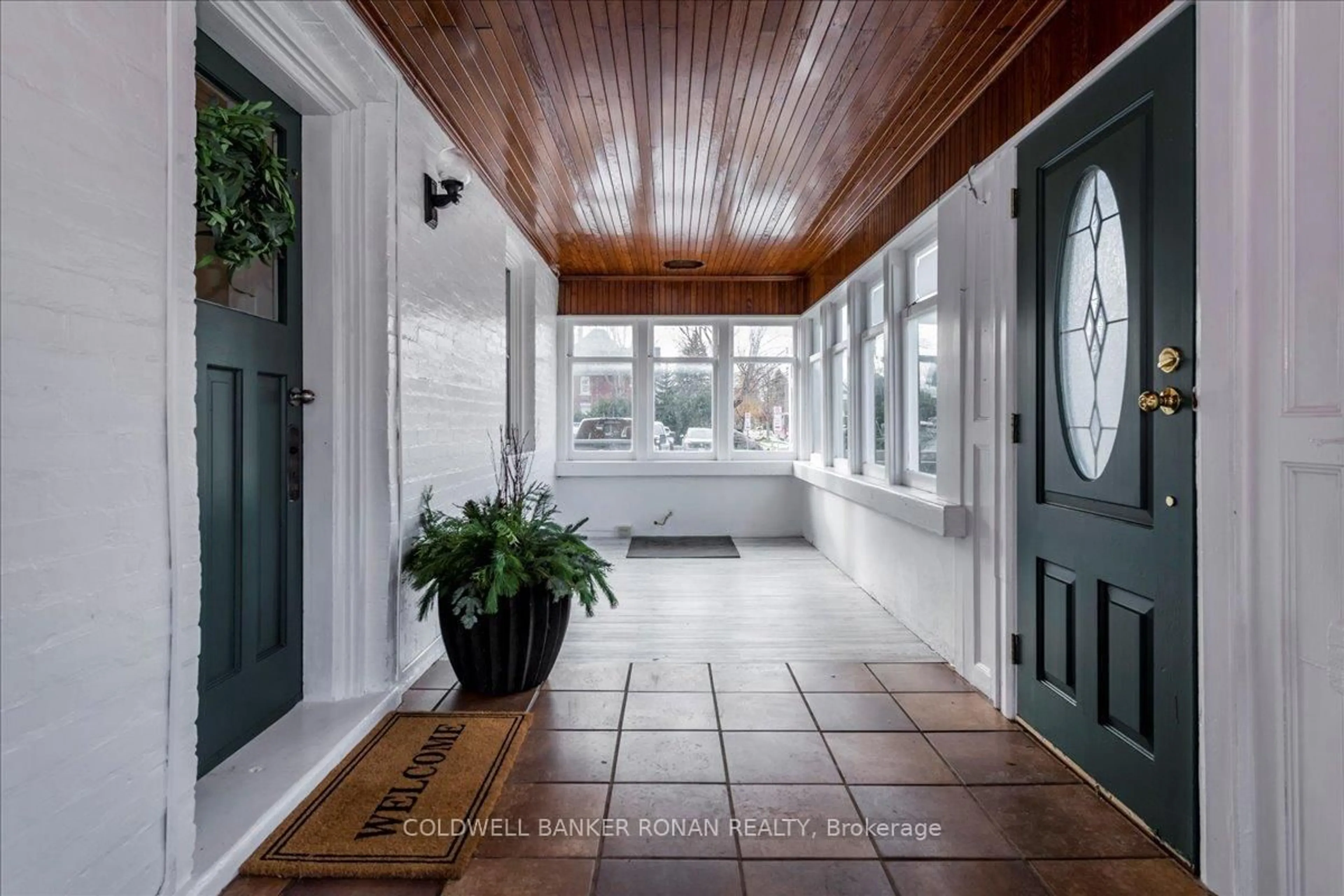 Indoor entryway for 143 Wellington St, New Tecumseth Ontario L9R 1G5