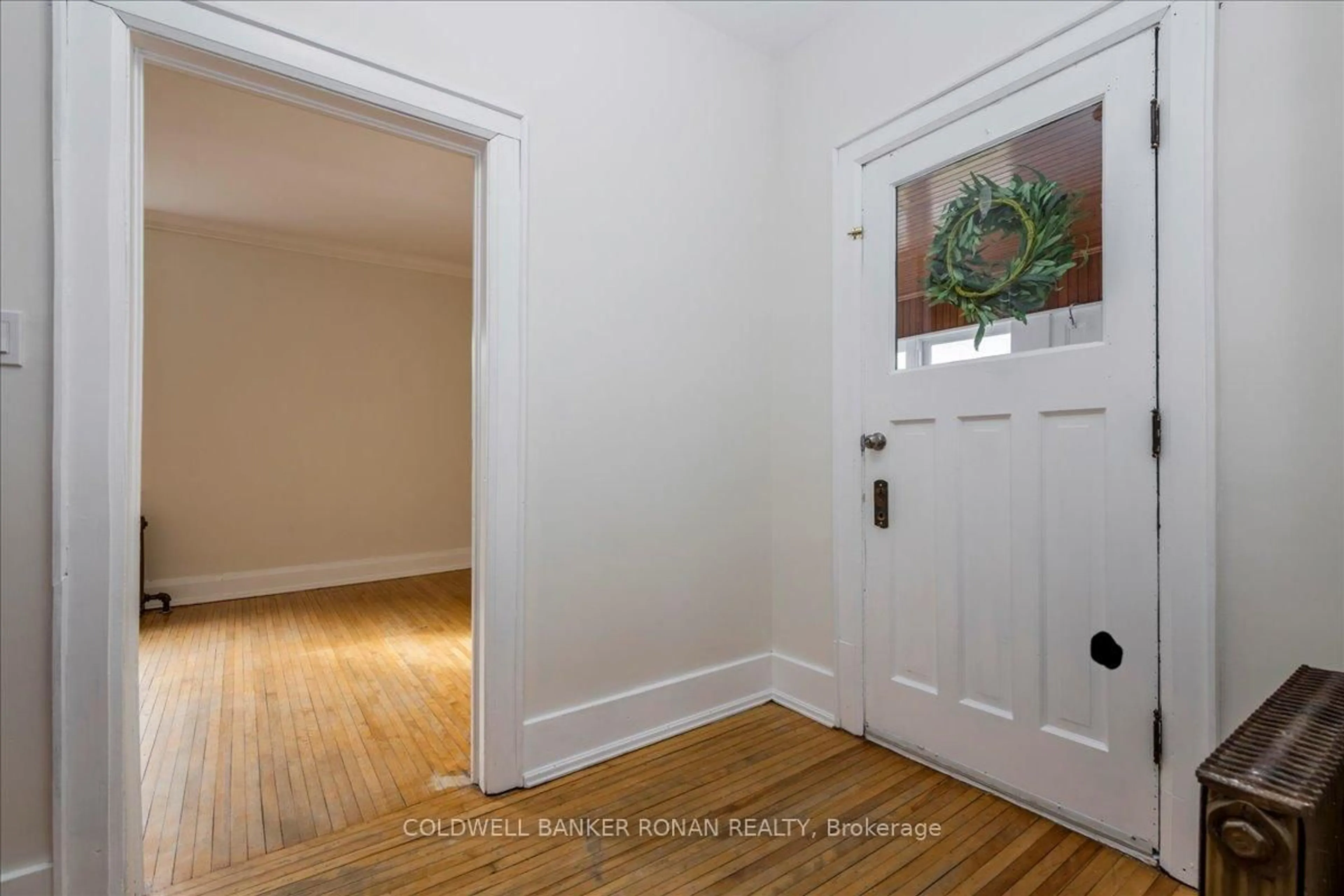 Indoor entryway for 143 Wellington St, New Tecumseth Ontario L9R 1G5