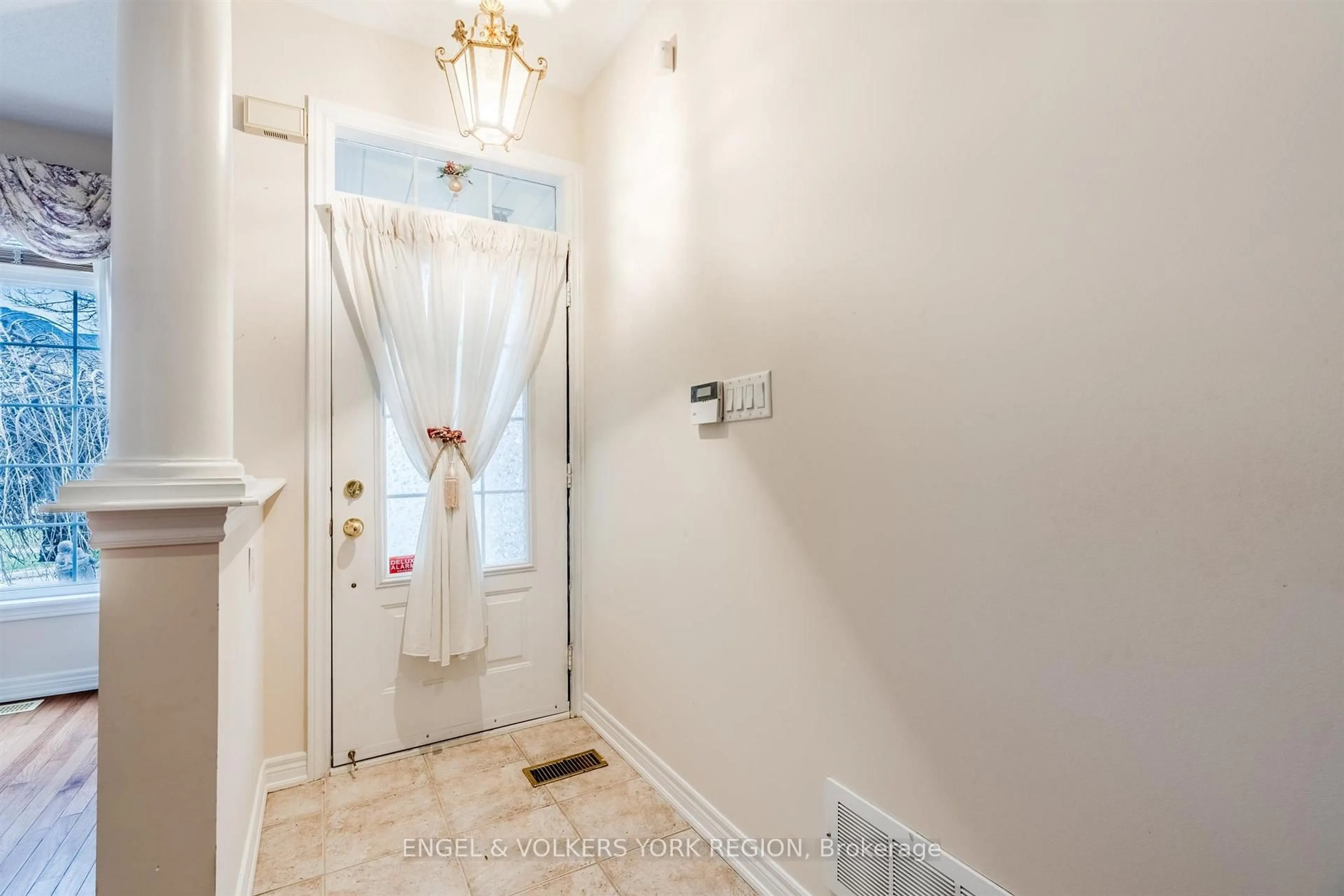 Indoor entryway for 73 Saffron St, Markham Ontario L6E 1Y5