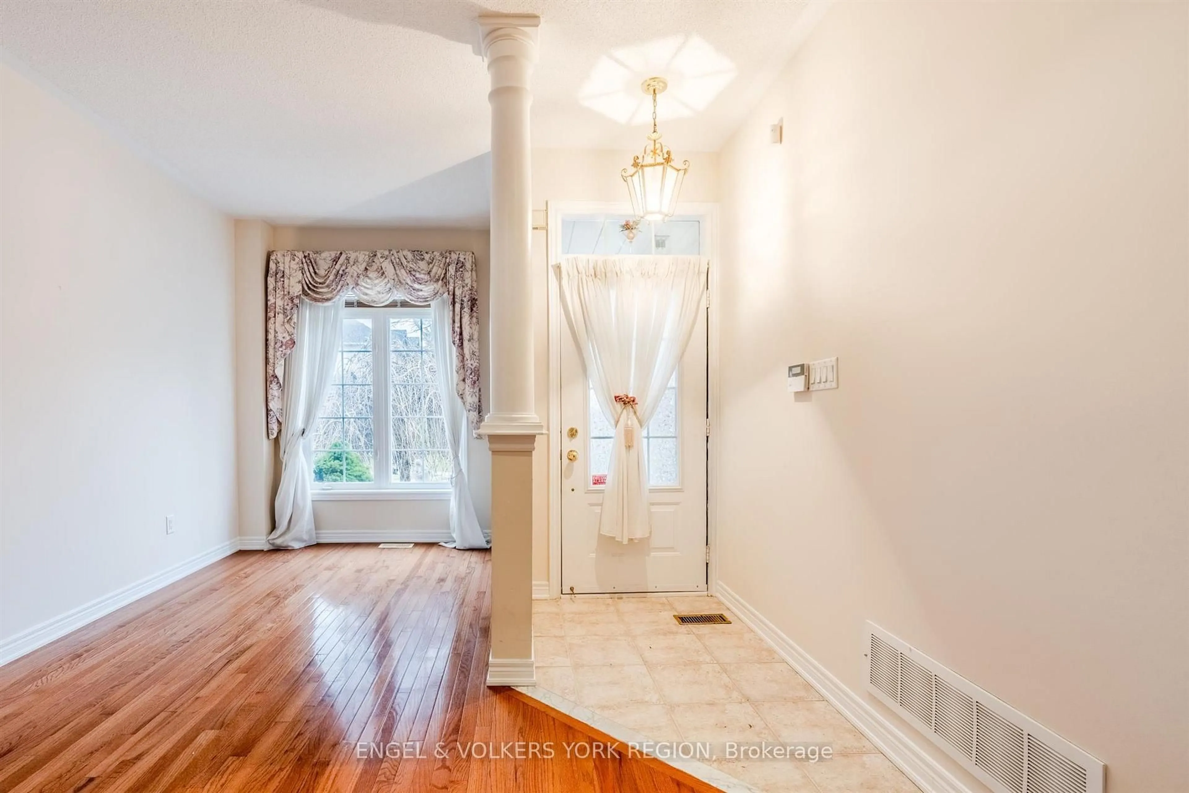 Indoor entryway for 73 Saffron St, Markham Ontario L6E 1Y5