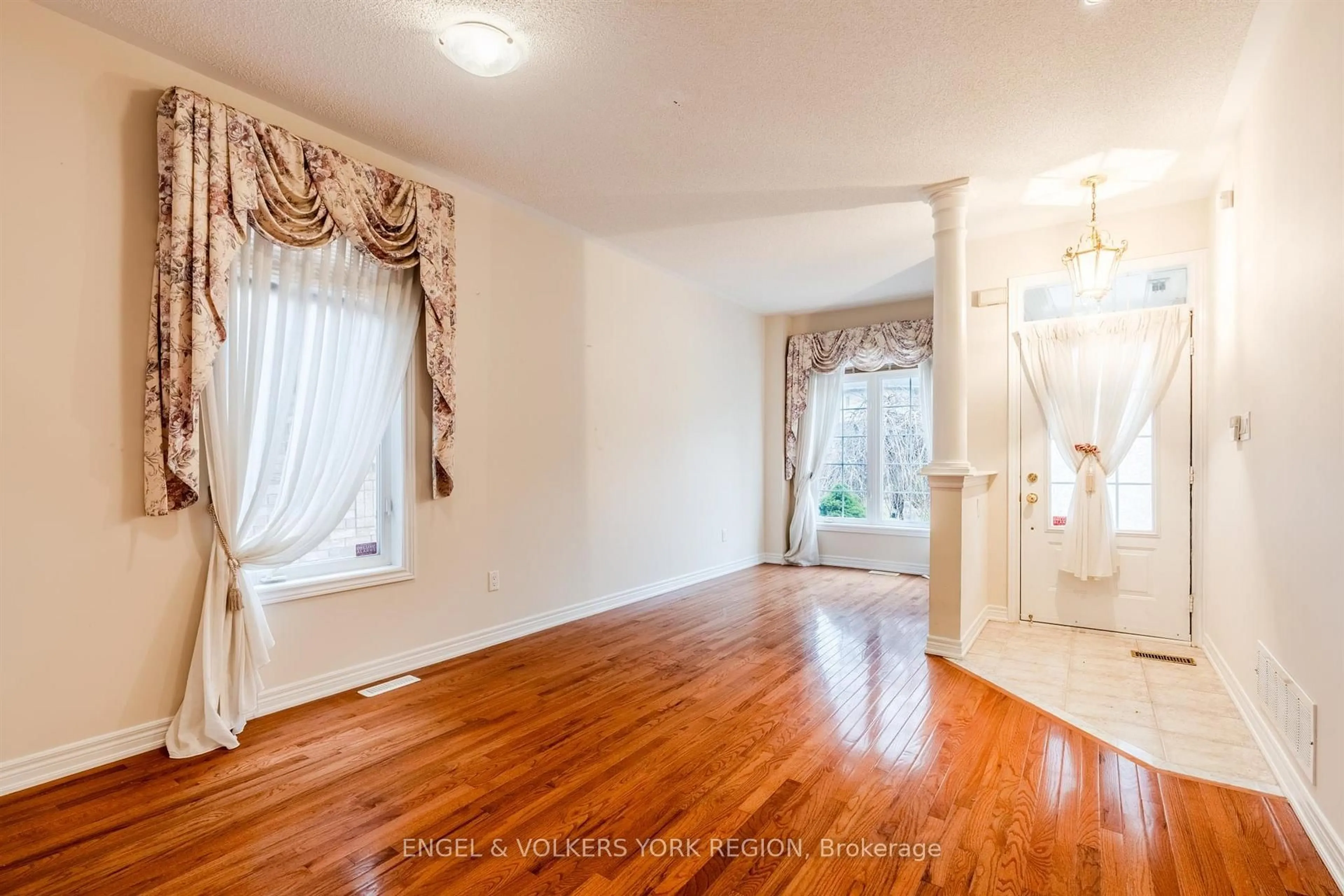 Indoor entryway for 73 Saffron St, Markham Ontario L6E 1Y5