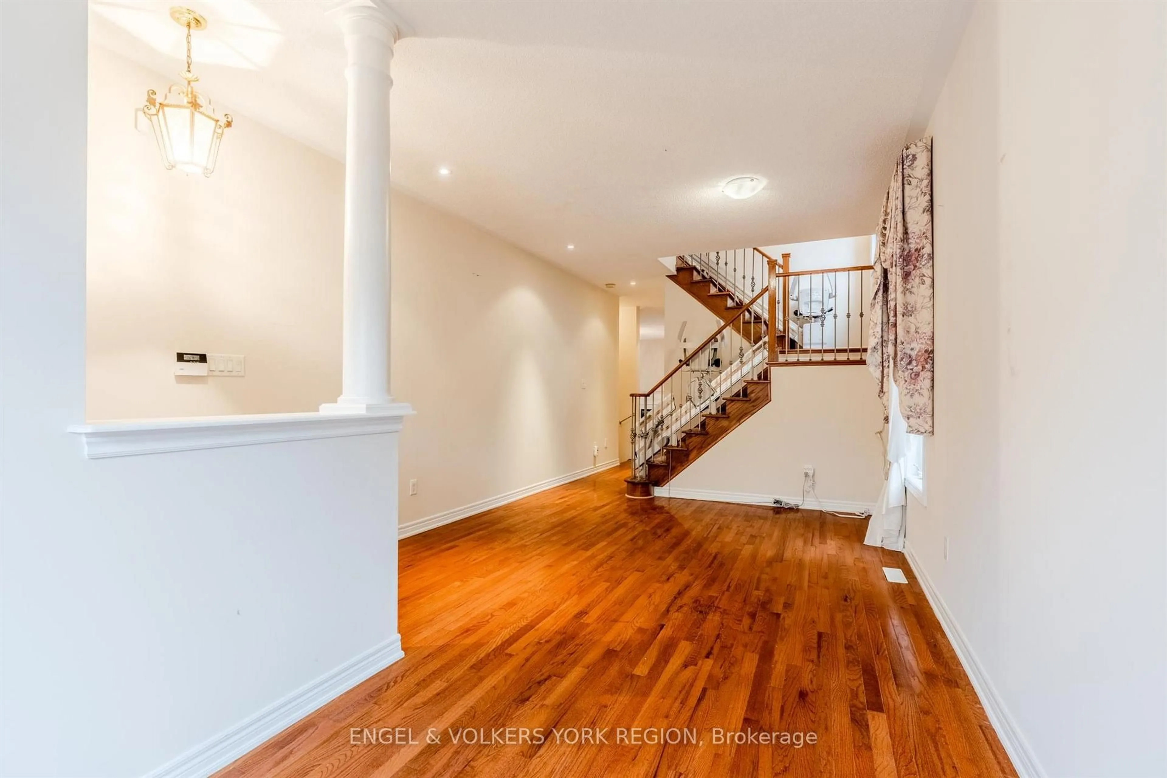 Indoor foyer for 73 Saffron St, Markham Ontario L6E 1Y5