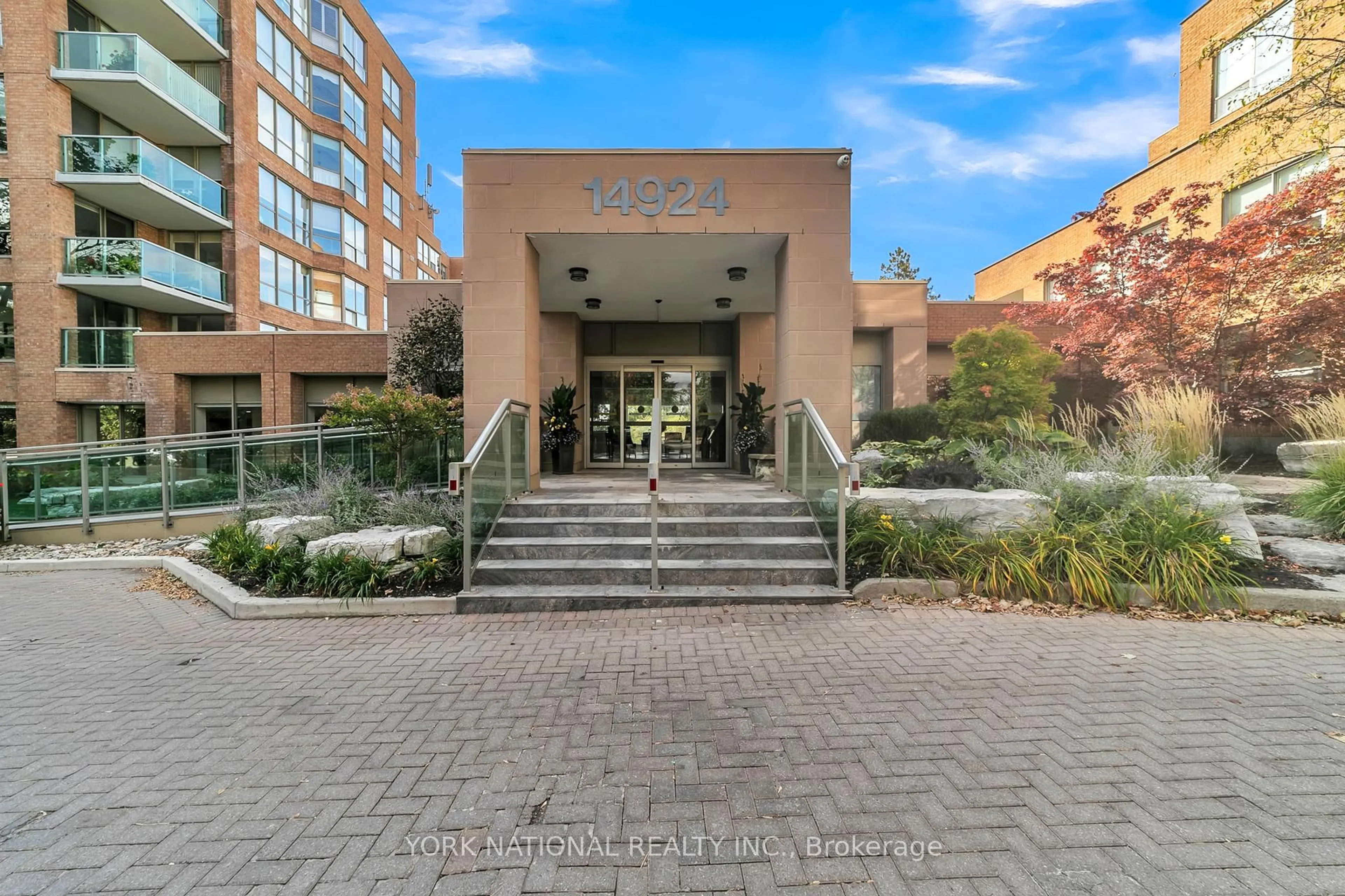 Indoor foyer for 14924 Yonge St #408, Aurora Ontario L4G 6H7