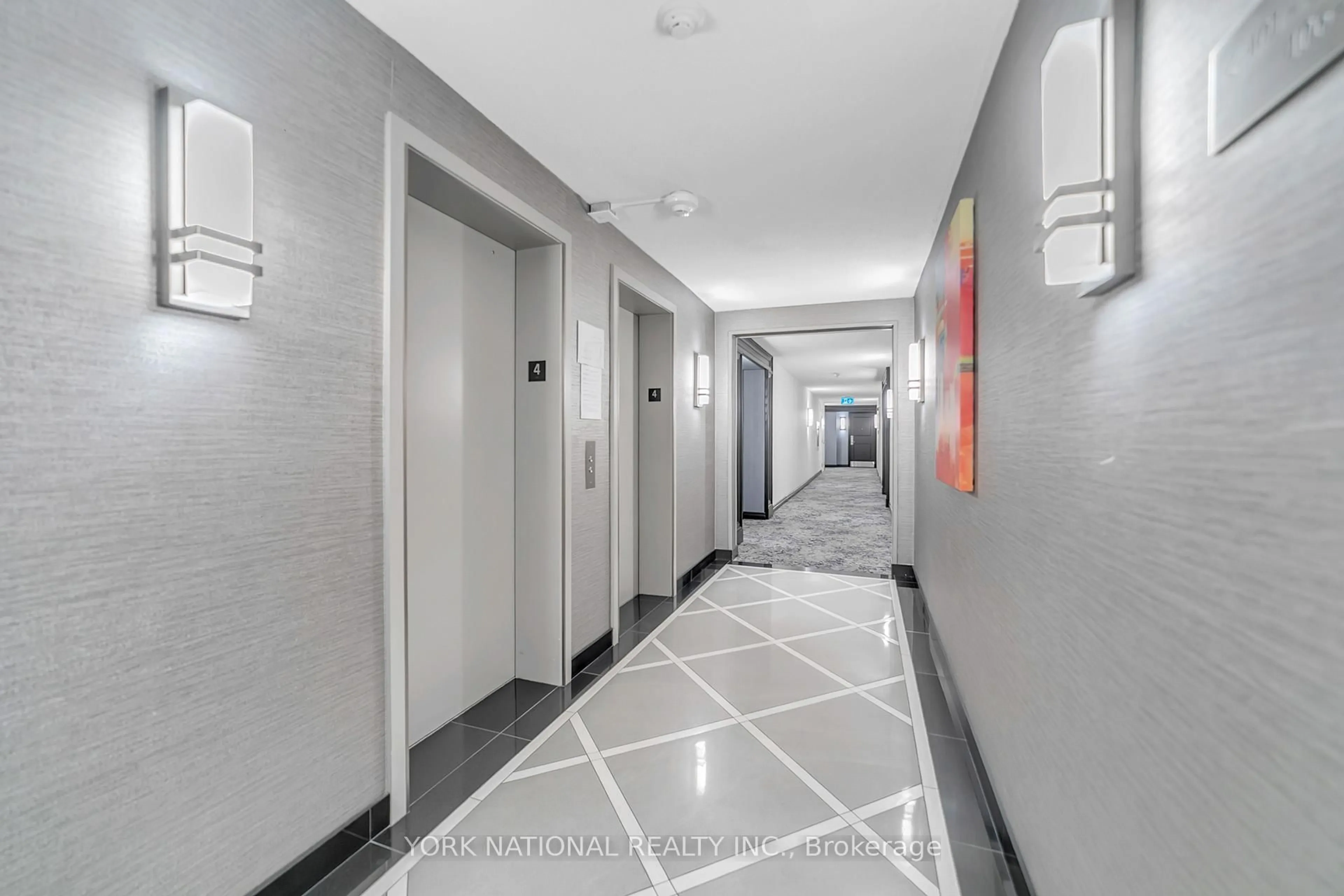 Indoor foyer for 14924 Yonge St #408, Aurora Ontario L4G 6H7