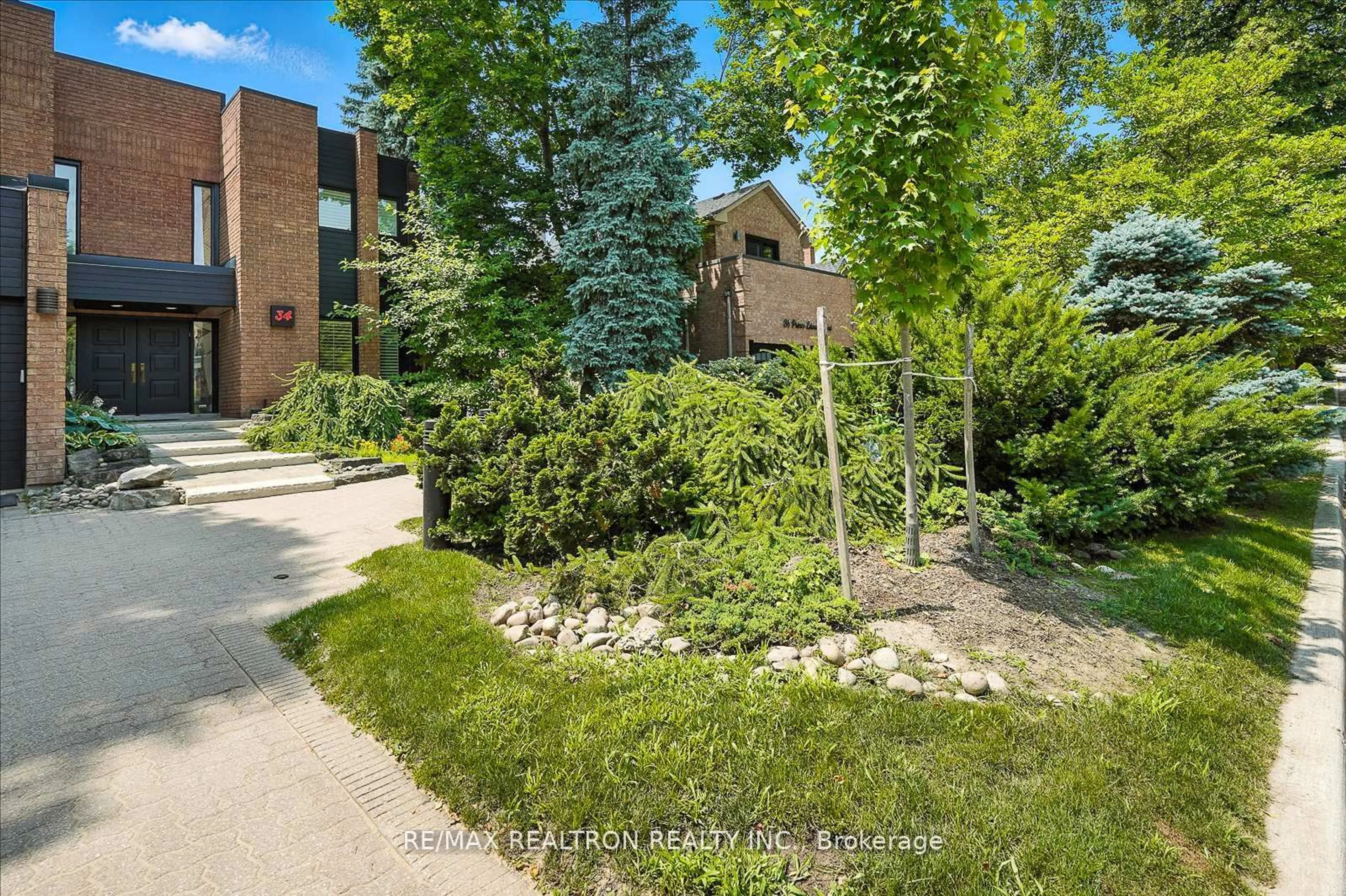 A pic from outside/outdoor area/front of a property/back of a property/a pic from drone, street for 34 Prince Edward Blvd, Markham Ontario L3T 7G2