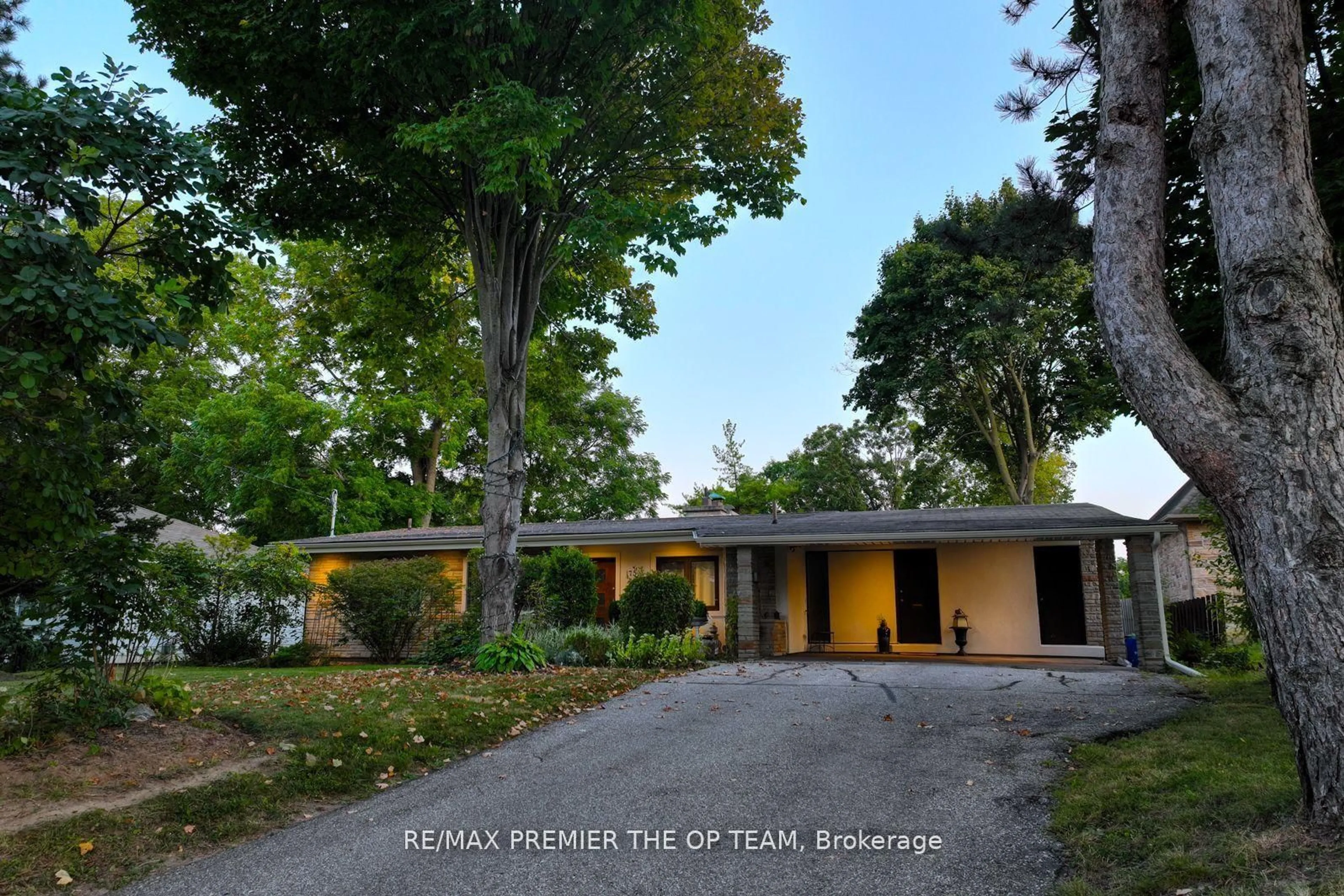 A pic from outside/outdoor area/front of a property/back of a property/a pic from drone, street for 175 Davidson Dr, Vaughan Ontario L4L 1M2