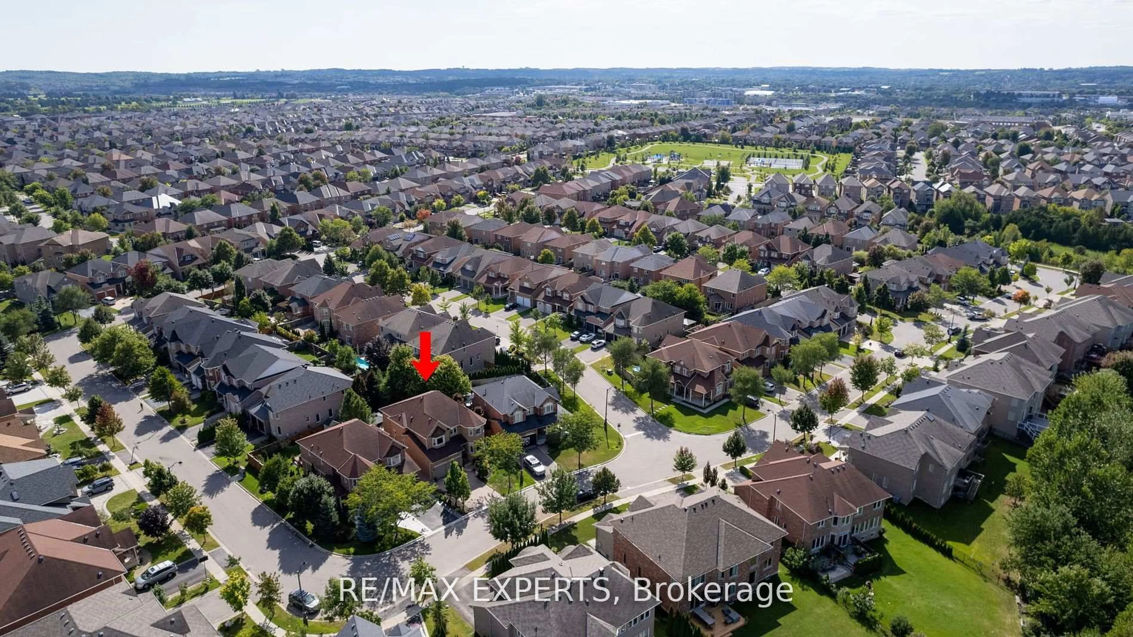 A pic from outside/outdoor area/front of a property/back of a property/a pic from drone, street for 170 Ivy Jay Cres, Aurora Ontario L4G 0E9