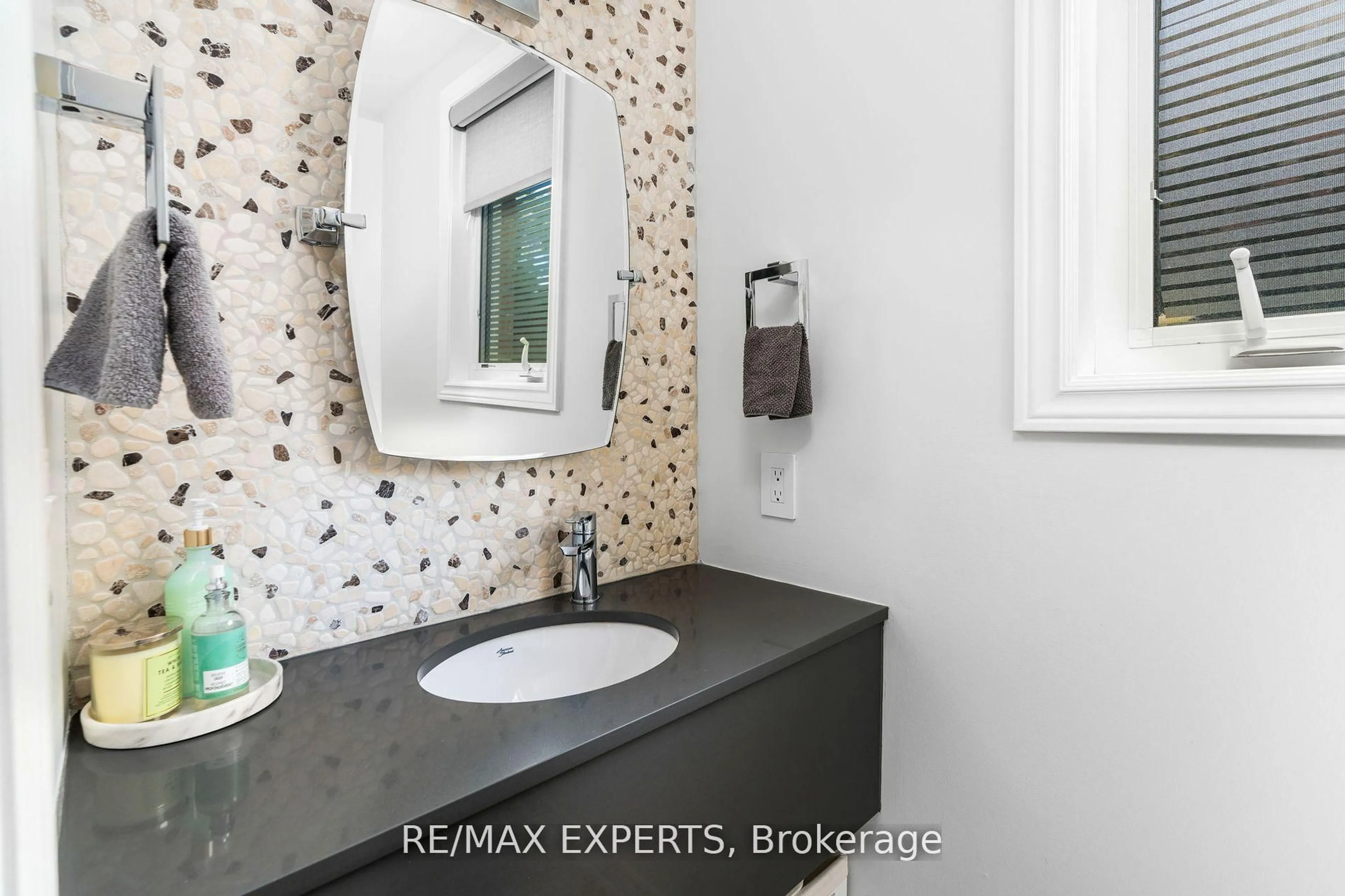 Contemporary bathroom, ceramic/tile floor for 170 Ivy Jay Cres, Aurora Ontario L4G 0E9
