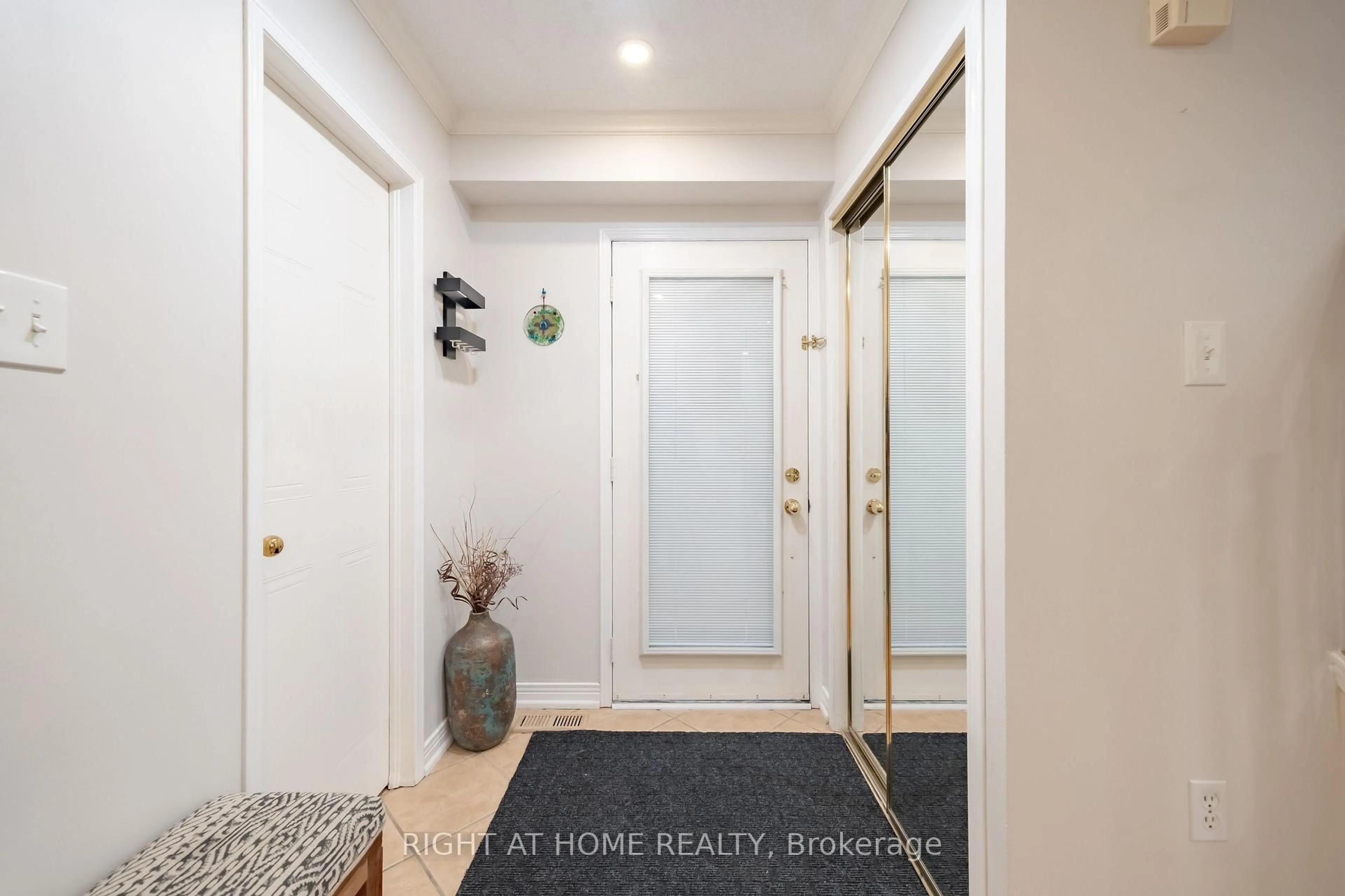 Indoor entryway for 370 Riddell Crt #21, Newmarket Ontario L3Y 8M8