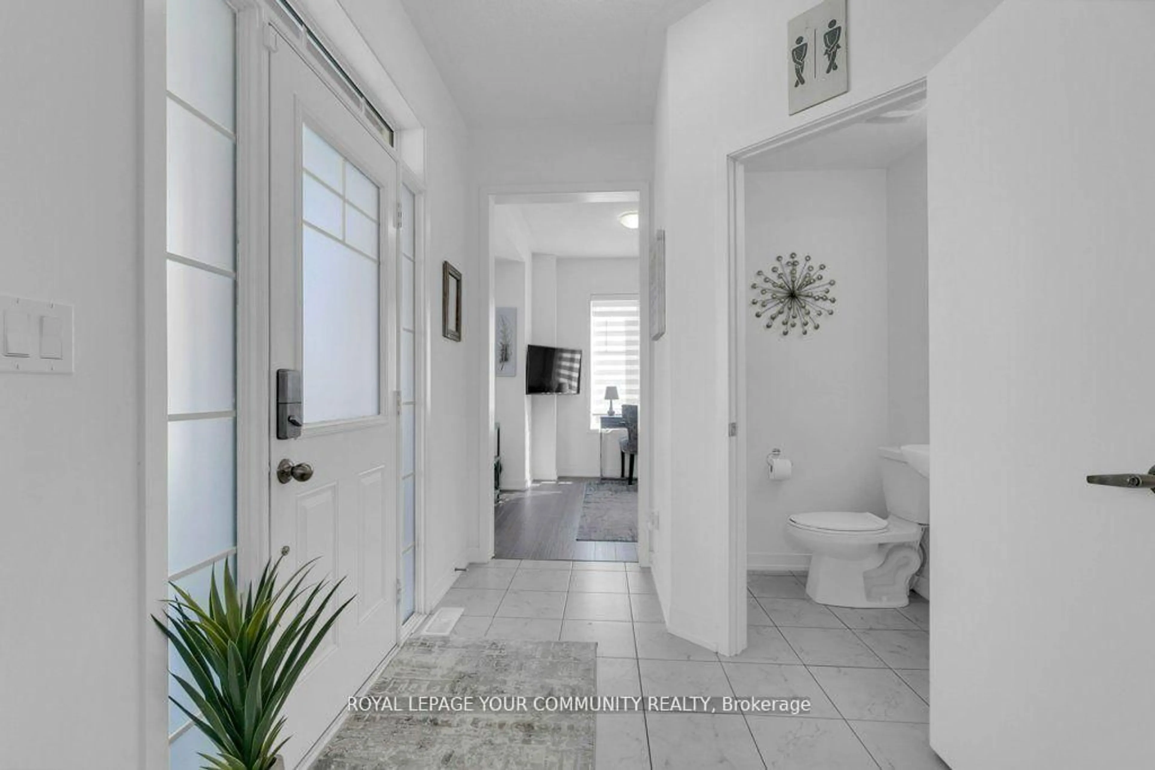 Indoor entryway for 258 Harding Park St, Newmarket Ontario L3Y 0E1