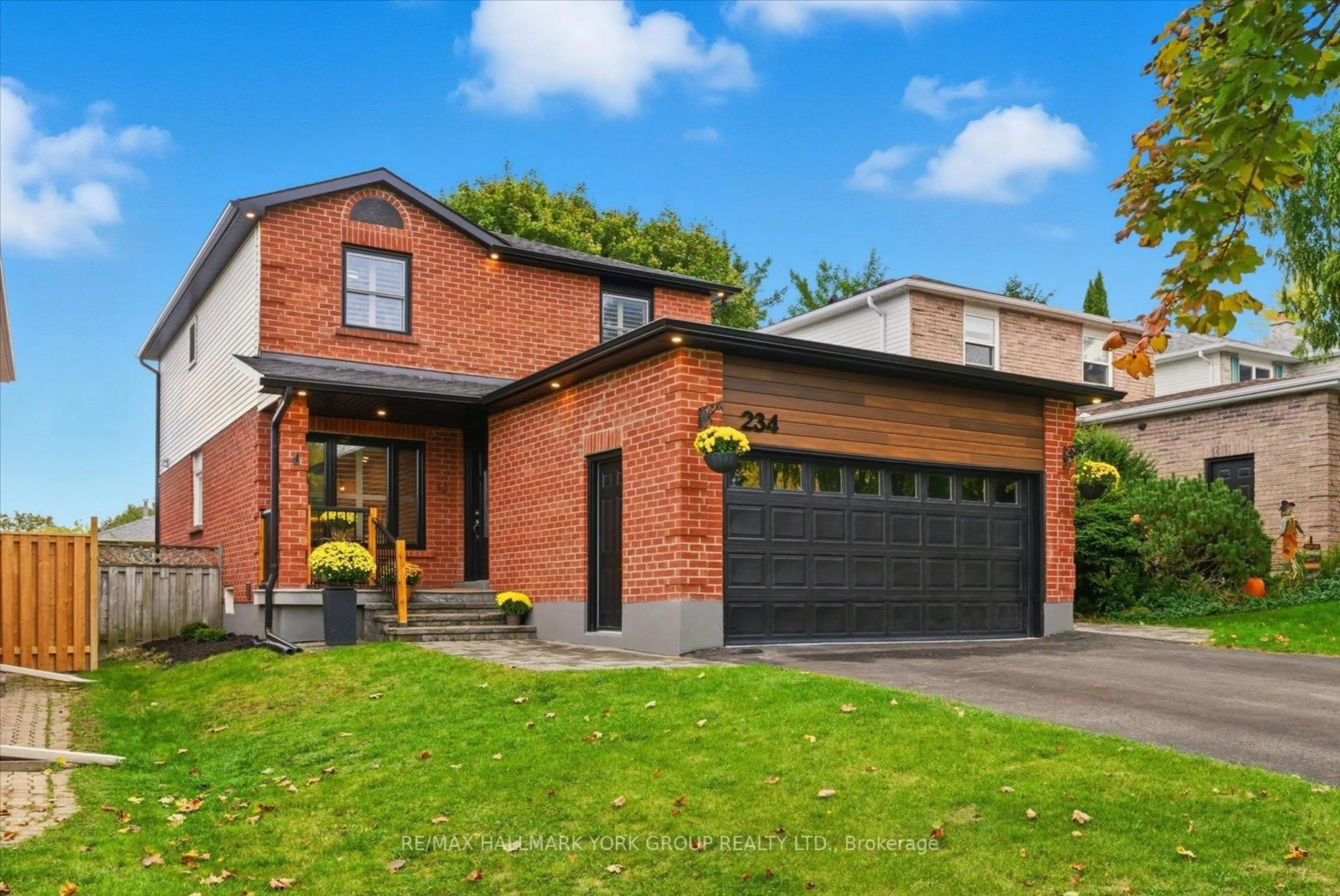 Home with brick exterior material, street for 234 Billings Cres, Newmarket Ontario L3Y 7Y7