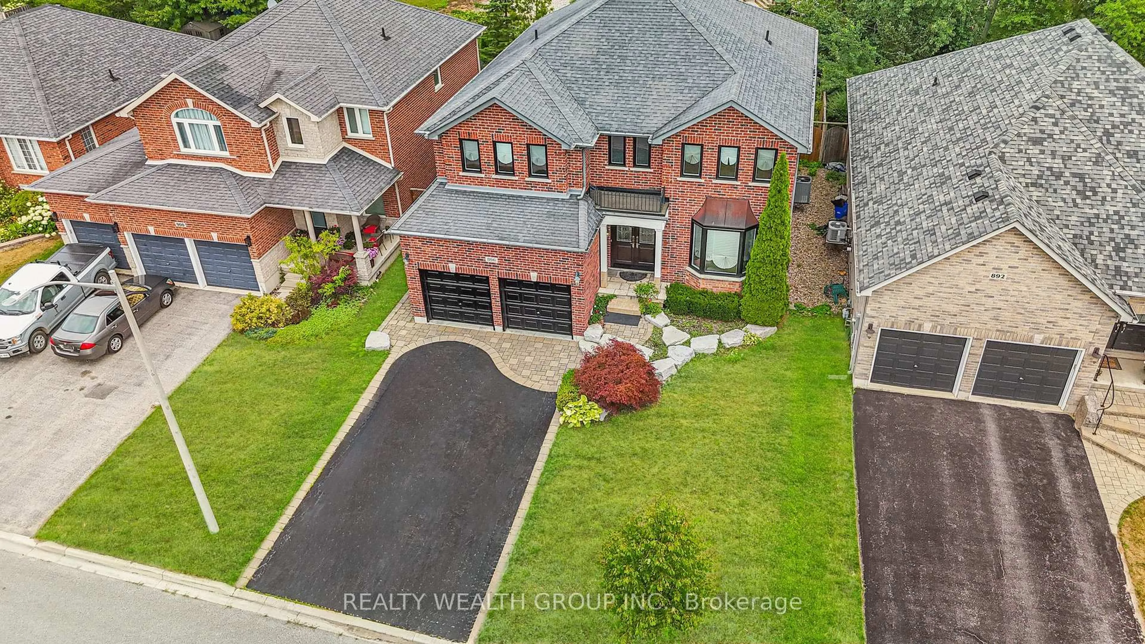 A pic from outside/outdoor area/front of a property/back of a property/a pic from drone, street for 896 Booth Ave, Innisfil Ontario L9S 0A6