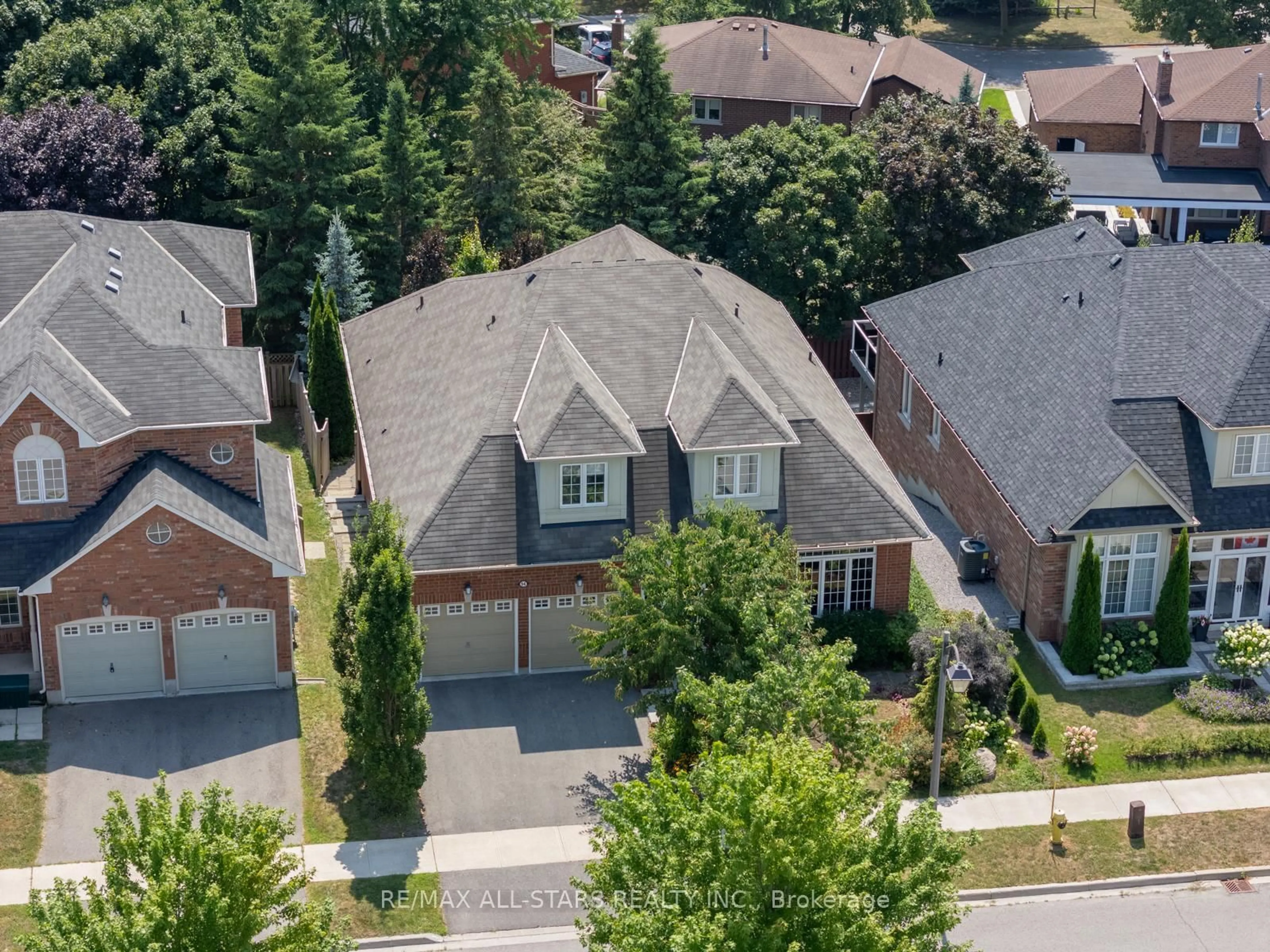 A pic from outside/outdoor area/front of a property/back of a property/a pic from drone, street for 94 Chambersburg Way, Whitchurch-Stouffville Ontario L4A 0X8