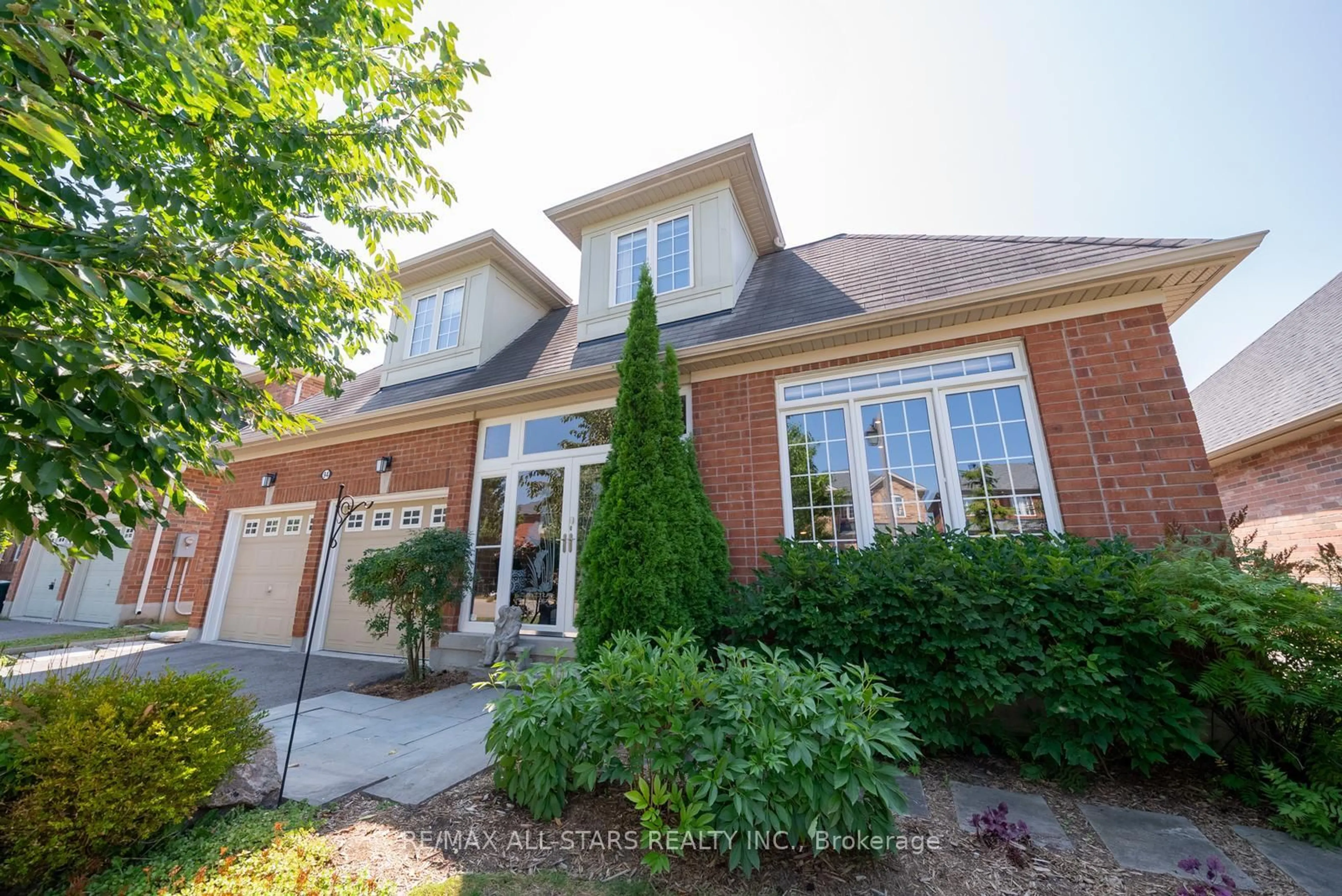 Home with brick exterior material, street for 94 Chambersburg Way, Whitchurch-Stouffville Ontario L4A 0X8