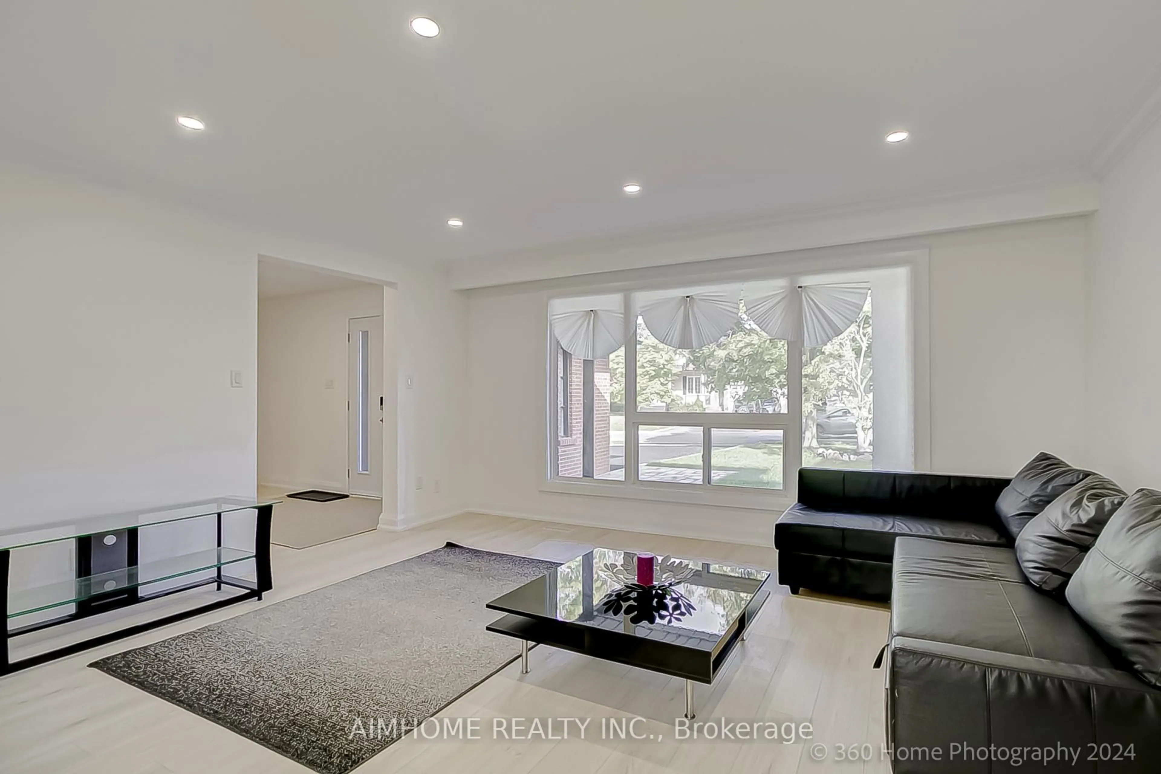 Living room with furniture, unknown for 179 Oxford St, Richmond Hill Ontario L4C 4L6