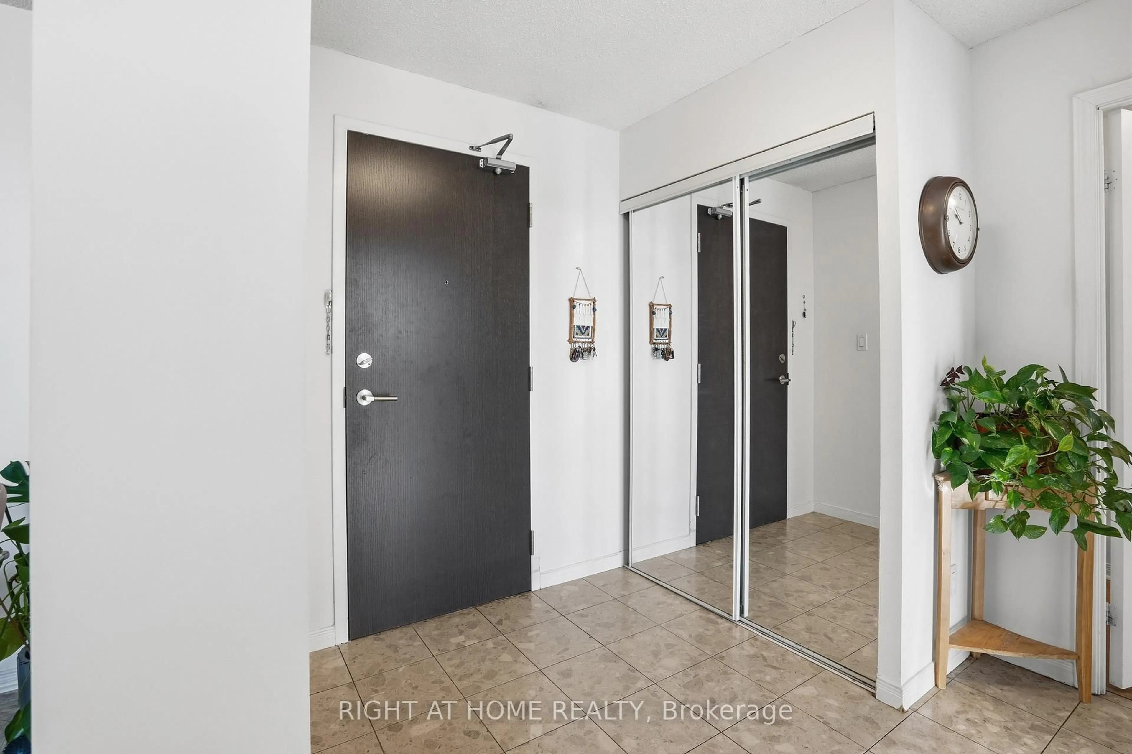Indoor entryway for 29 Northern Height Dr #408, Richmond Hill Ontario L4B 4L8