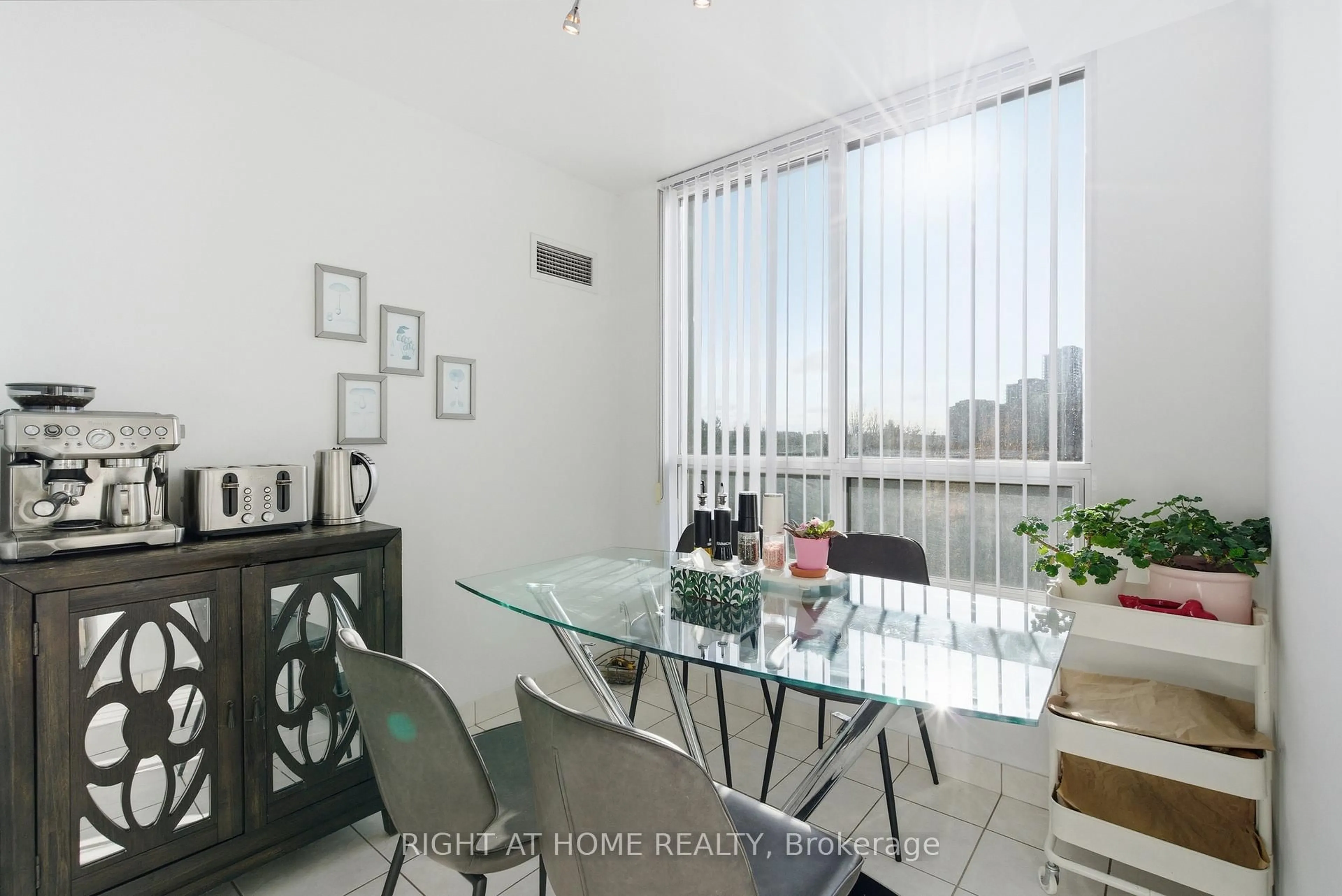 Dining room, unknown for 29 Northern Height Dr #408, Richmond Hill Ontario L4B 4L8