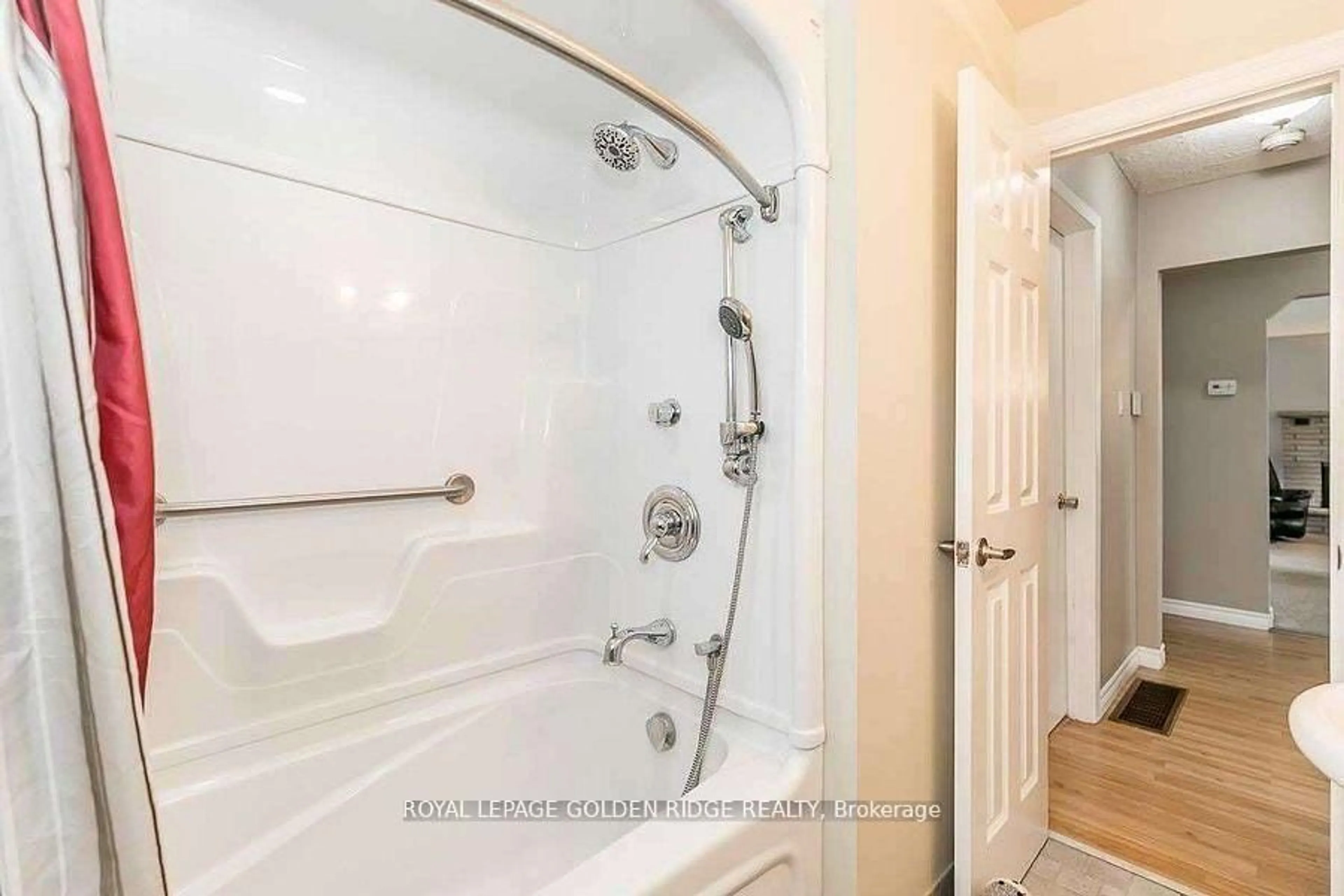 Standard bathroom, ceramic/tile floor for 2082 Lea Rd, Innisfil Ontario L9S 1T3