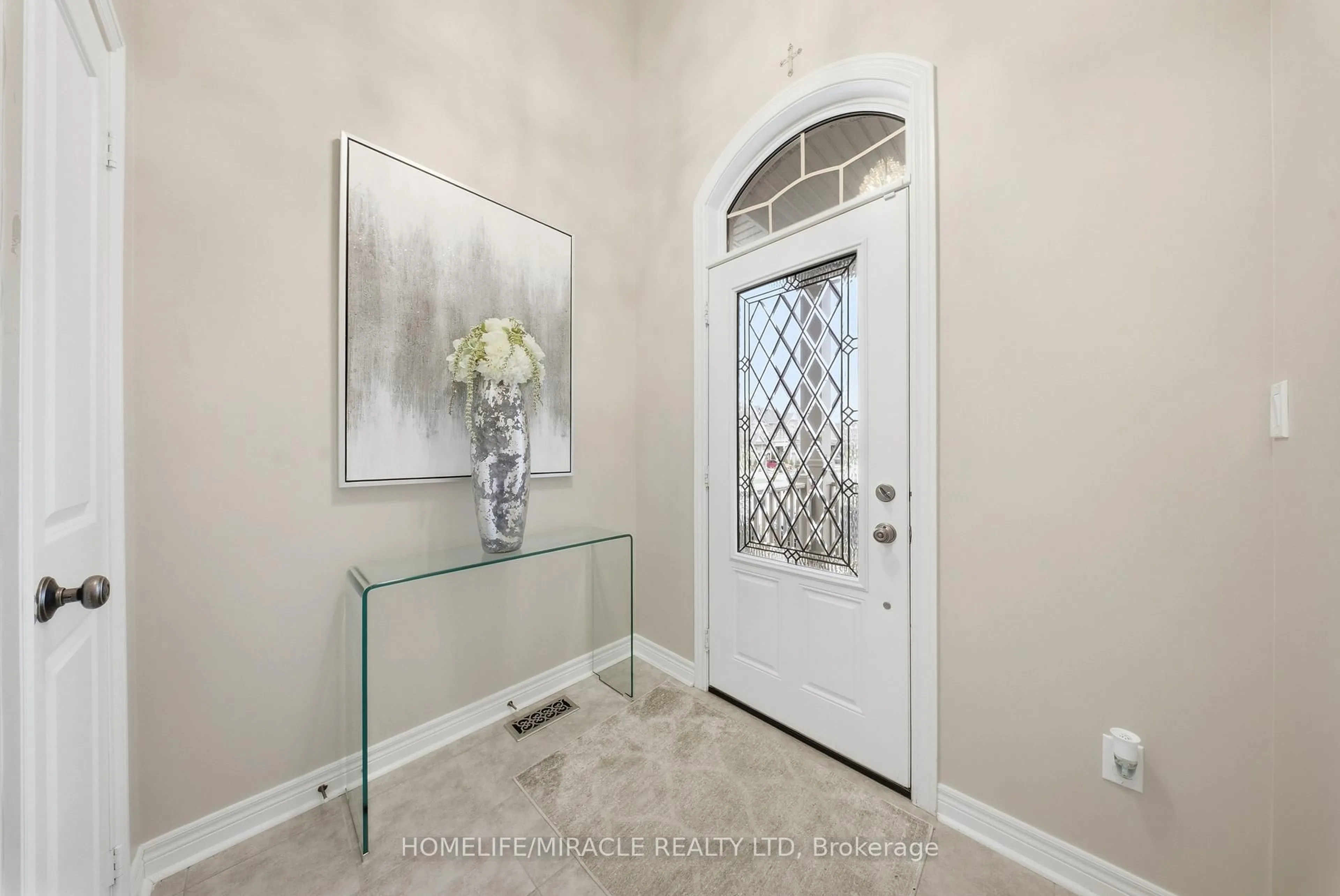 Indoor entryway for 79 Willoughby Way, New Tecumseth Ontario L9R 0P4