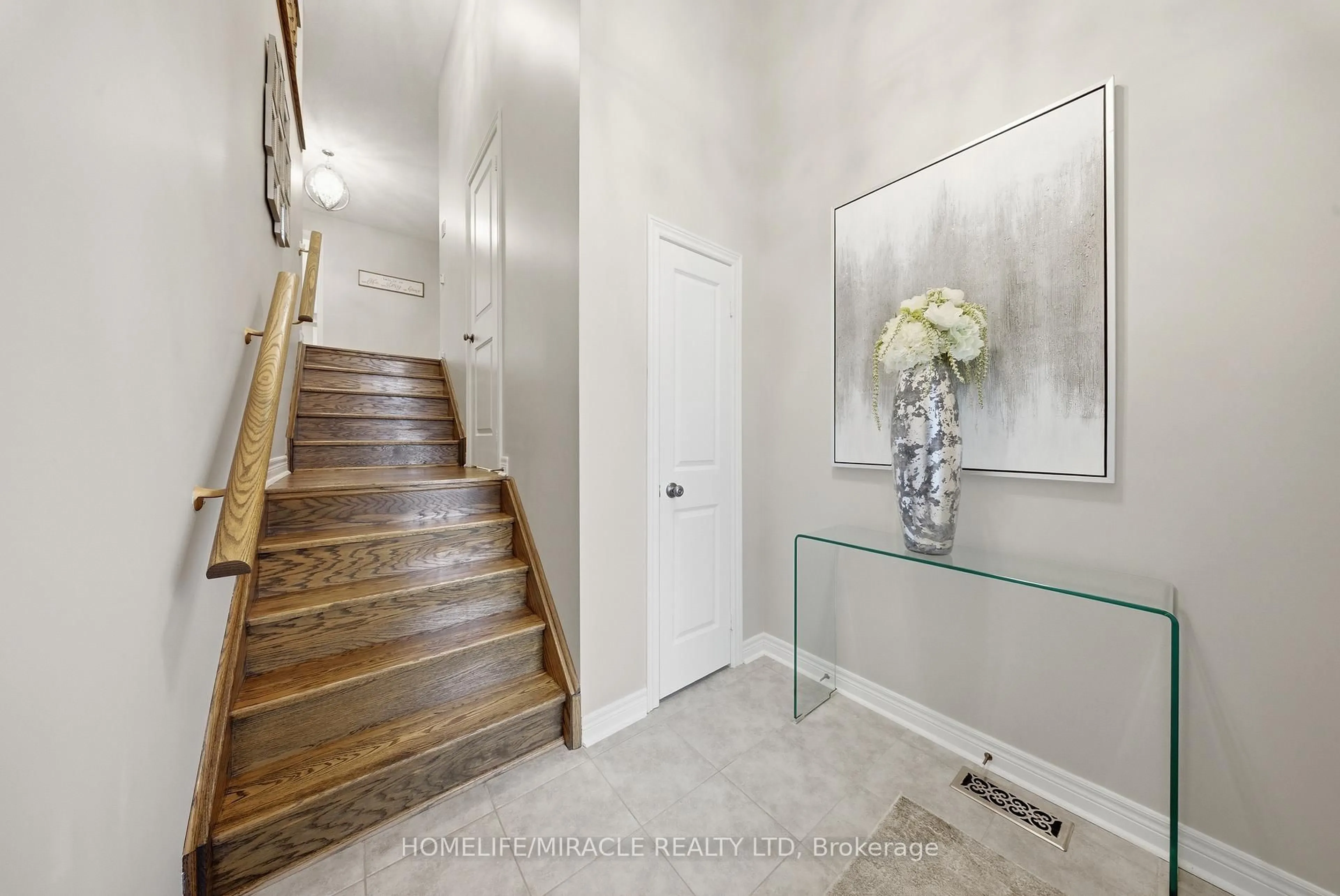 Indoor entryway for 79 Willoughby Way, New Tecumseth Ontario L9R 0P4